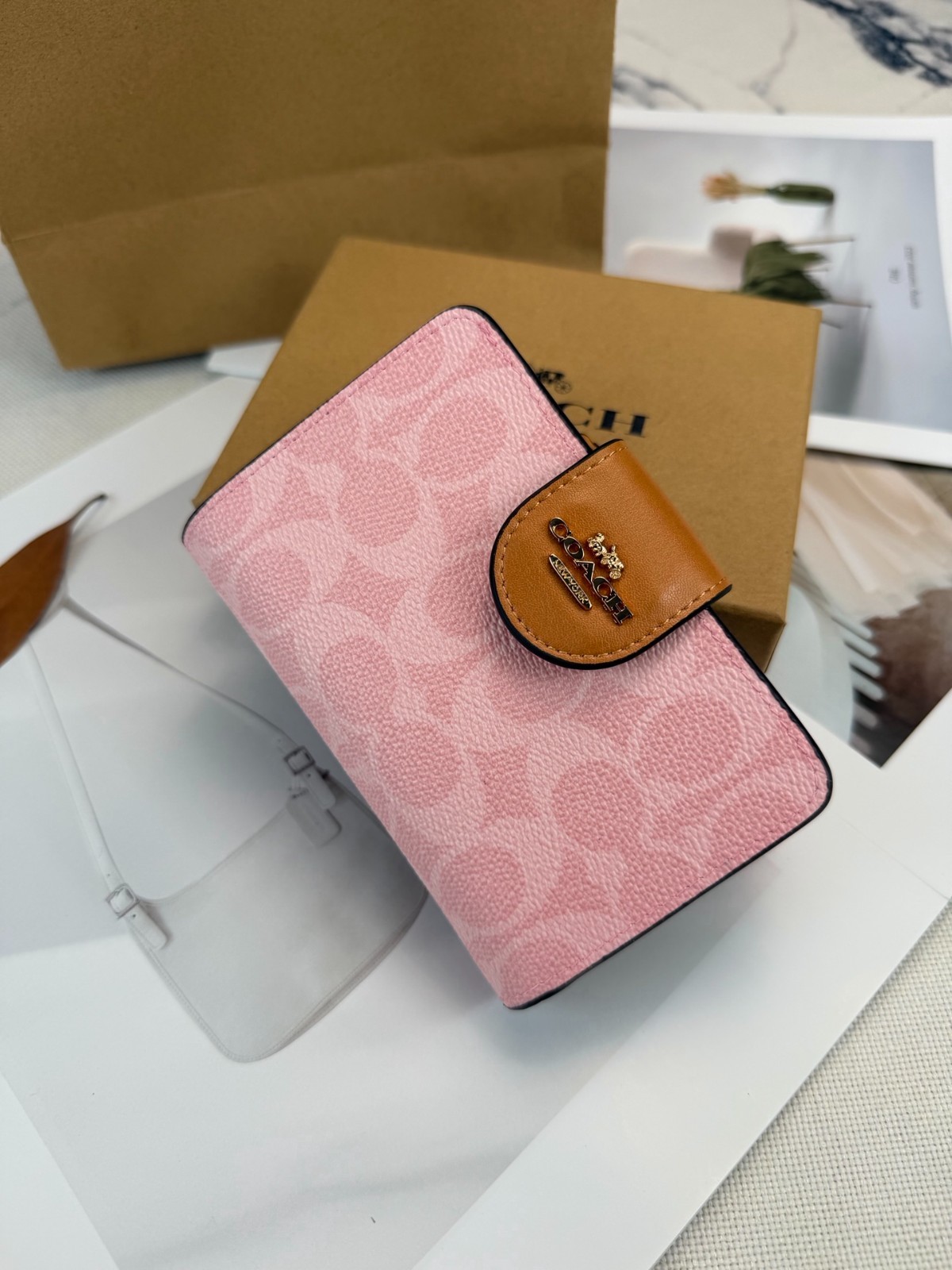 CEC29 Medium Corner Zip Wallet In Signature Canvas Powder Pink