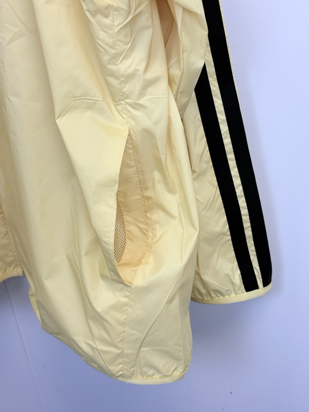 New adidas Essentials Woven 3-Stripes Windbreaker Jacket Men’s 2XL IM7847 Yellow