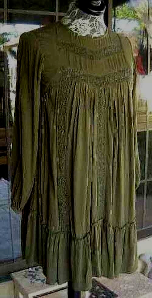 Green Crinkle Dress Long Sleeve Macrame Trim Ruffle Trim Sz. S 40″ Bust