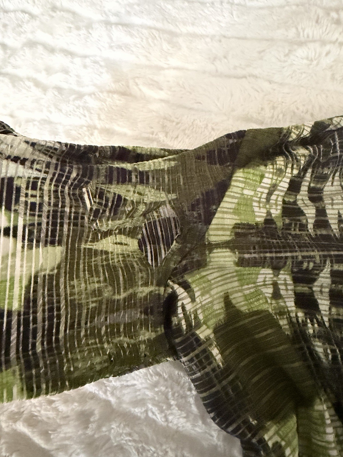 New Directions L Green/Black/White Geometric Chiffon V-Neck Beaded Sequin Tunic