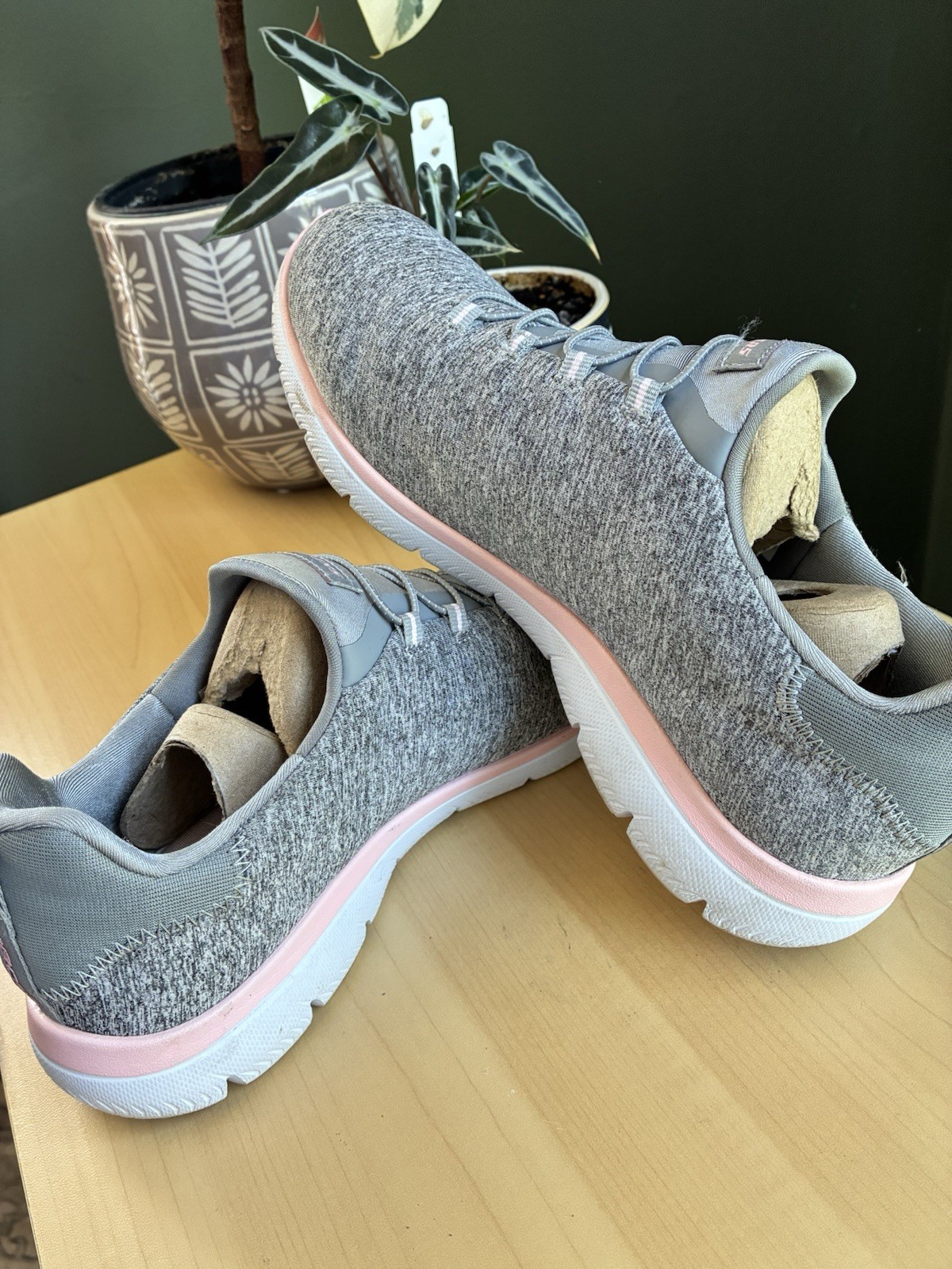 Skechers Summits, slip in sneakers, size 8 wide