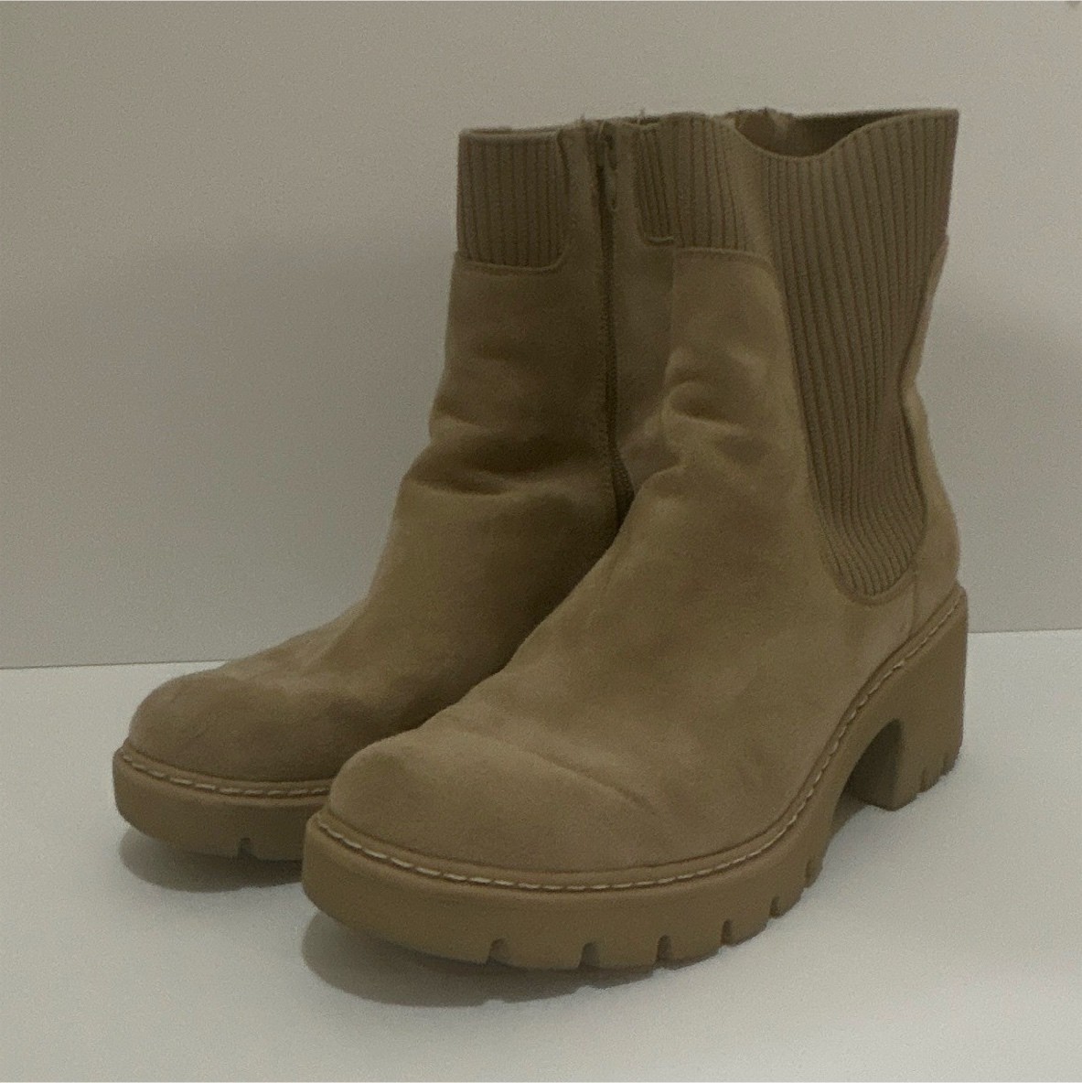 Teens Beige Faux Suede Chelsea Ankle Boots US 8 Standard Zip Round Toe