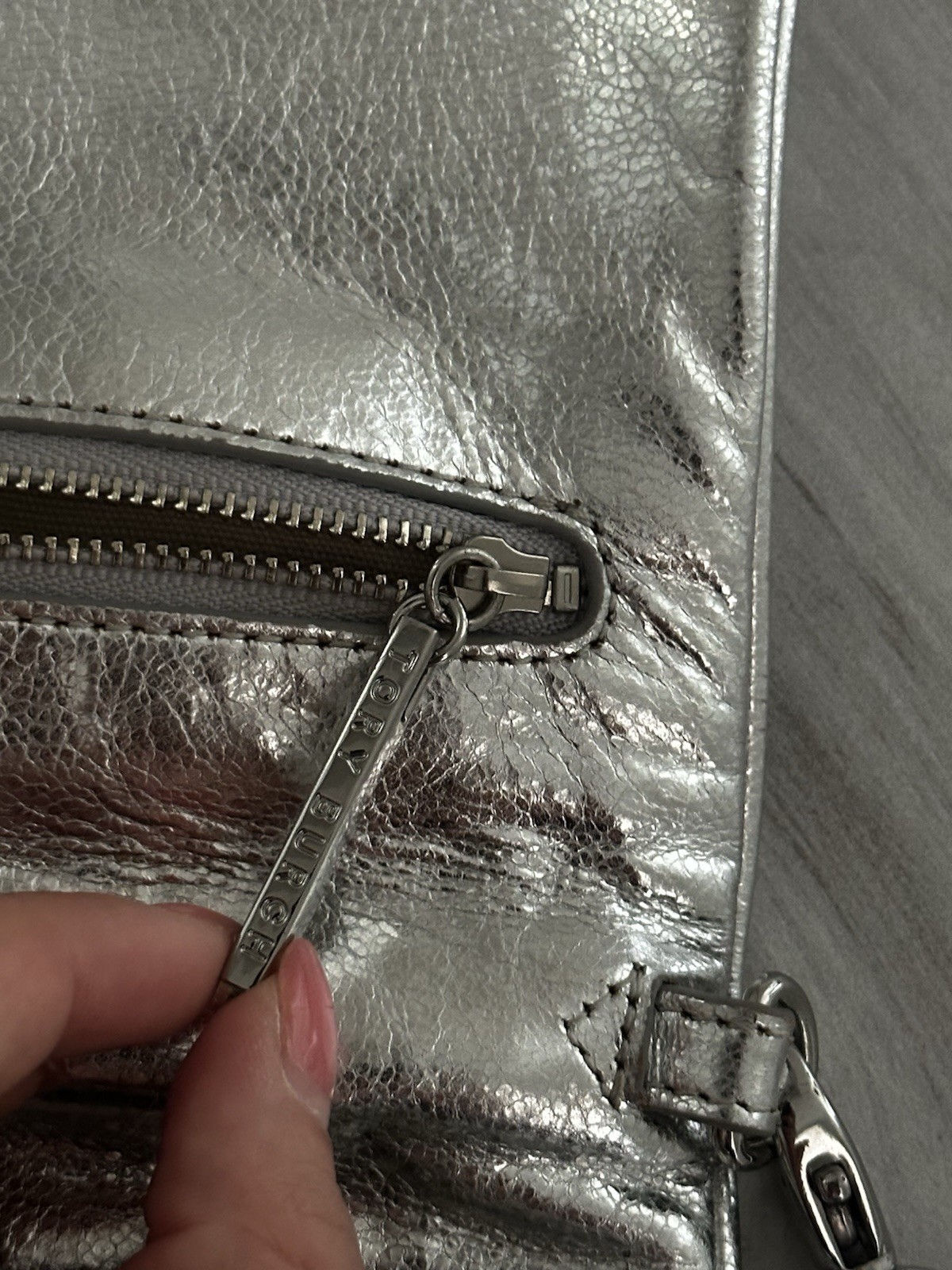 Tory Burch Metallic Silver Leather Shoulder Bag w/ Chain Strap Zip Lined Pockets