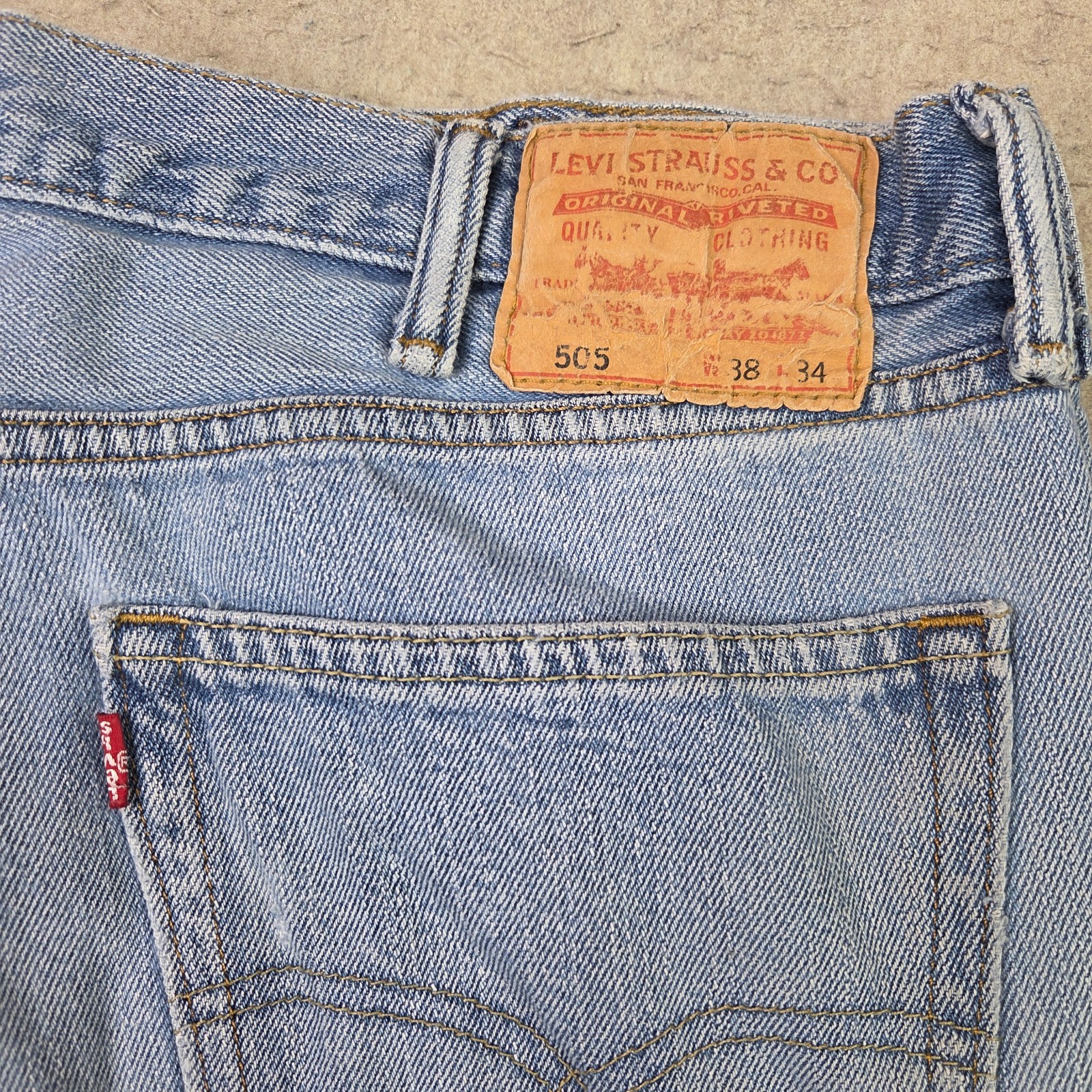 Levis 505 Mens Jeans 38×34 Blue Light Wash Denim Straight Fit Zip Fly 5-Pocket