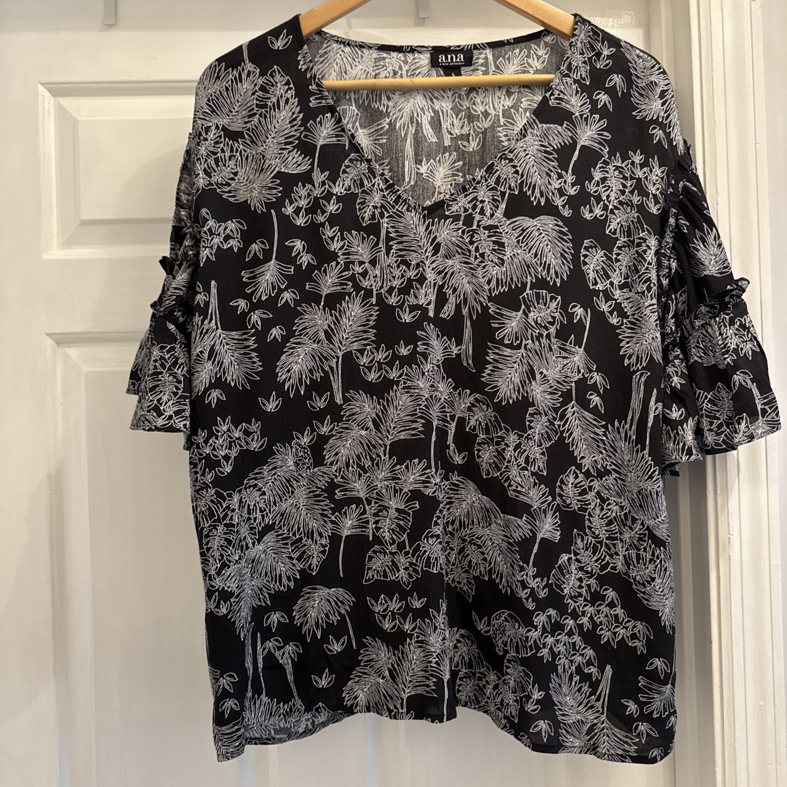 a.n.a. Black Palm Tree Print Flowy Short Sleeve Blouse Women’s Size Large NWT