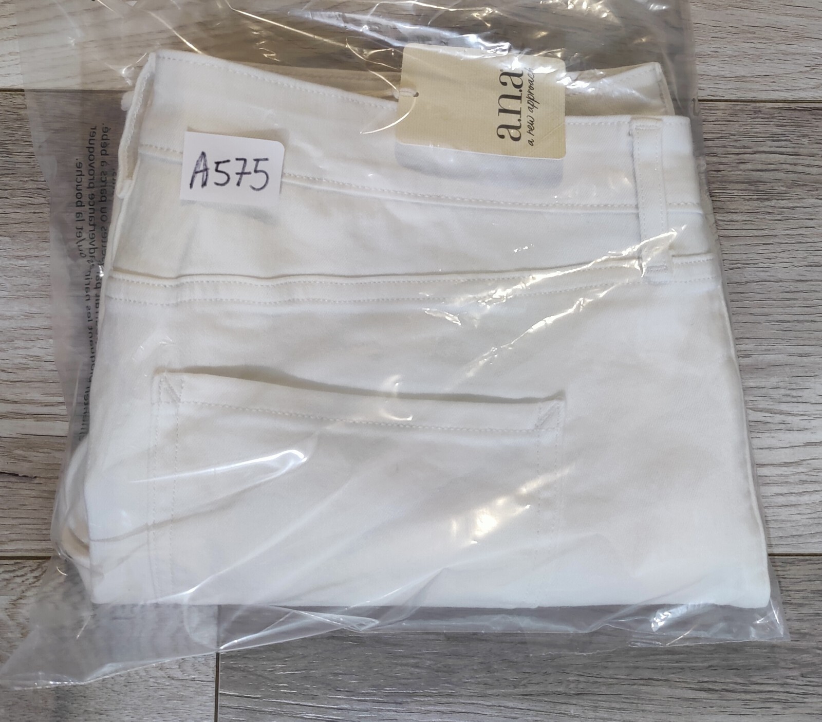 a.n.a NWT Womens Size 18 White Denim Mid-Rise Shortie Shorts 3.5 Inseam Raw Hem