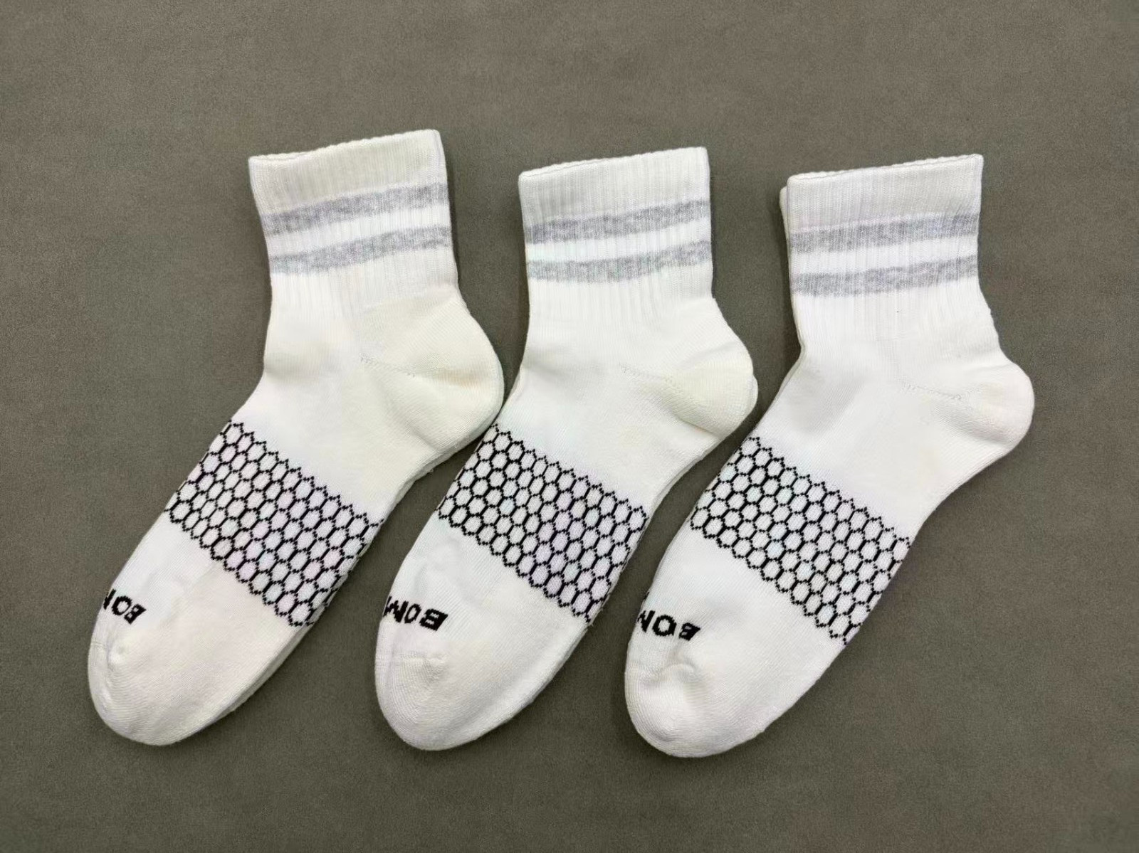 Men’s BOMBAS Honeycomb Quarter socks Size Large 9-13 Gray stripe white 3 Pairs