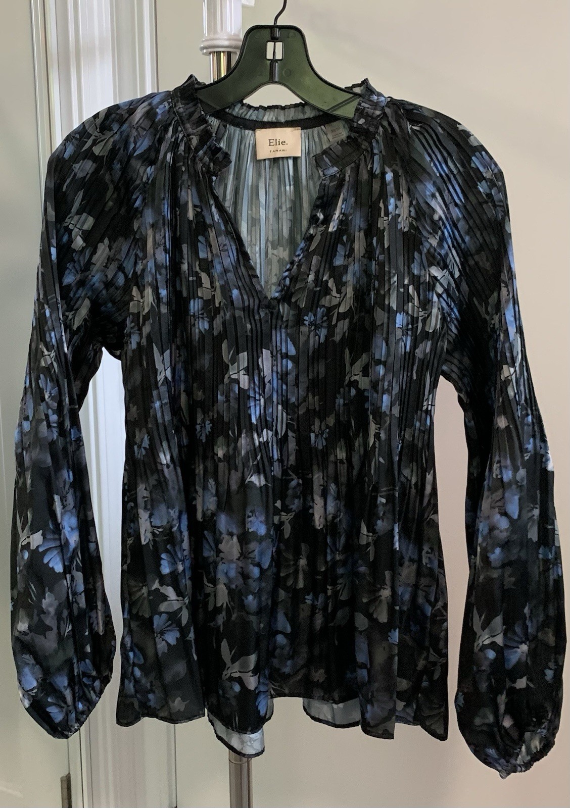 Ellie Tahari Top Stretchy XS -Dress Up Or Down (can Fit Up To Medium)