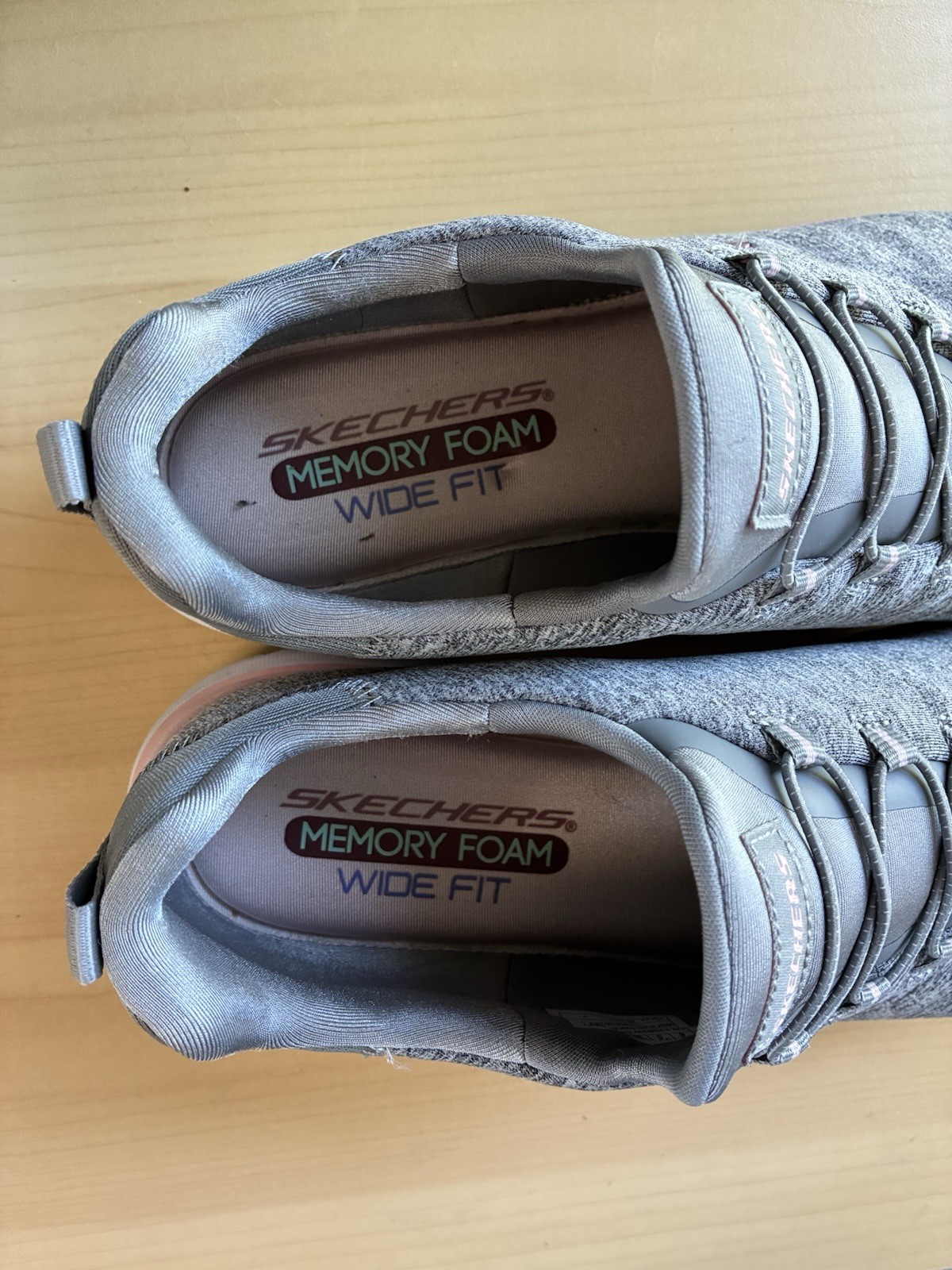 Skechers Summits, slip in sneakers, size 8 wide