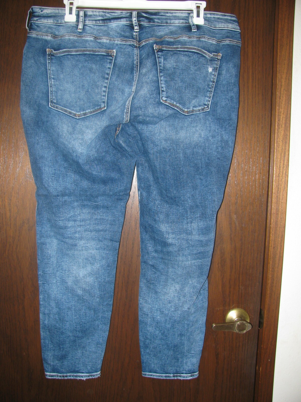 EUC Silver Jeans Avery Skinny Plus Medium Wash Distressed 20/27 20W