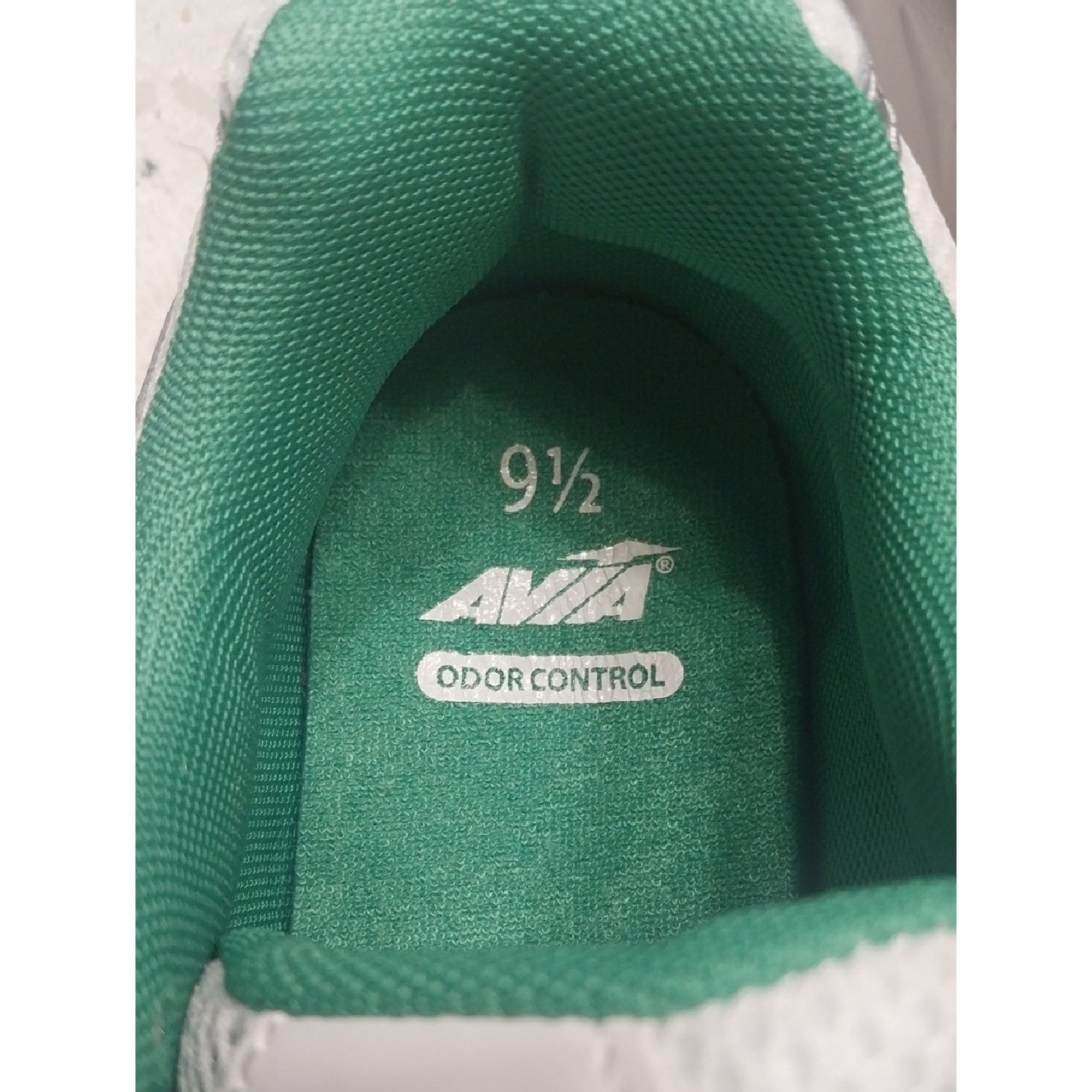 Avia NWT Women’s 5000 Performance Sneakers Size 9.5 M Green White Leather Mesh