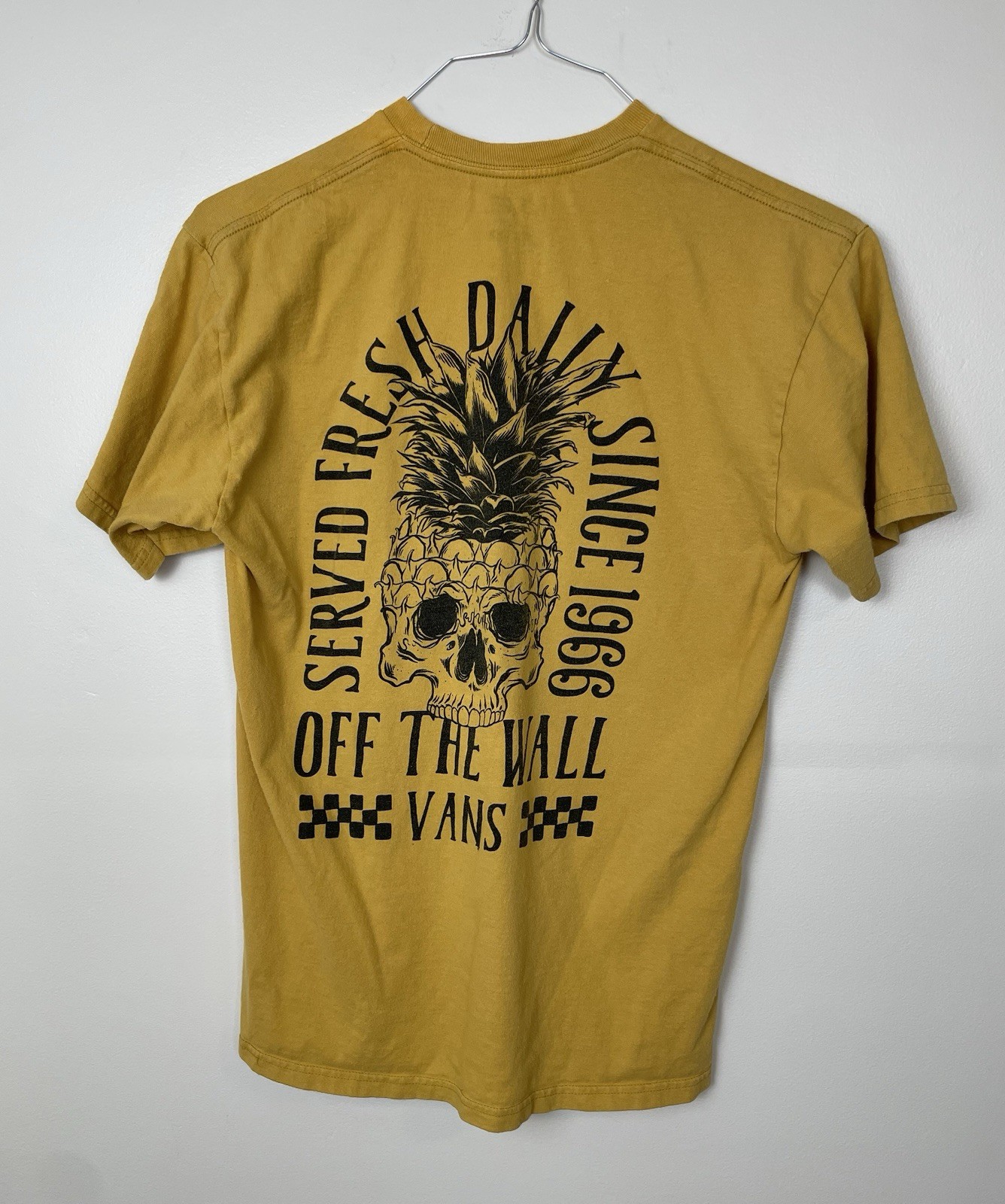 VANS Pineapple Skull Ochre Custom Fit Men’s Yellow Crew Neck T-Shirt Medium