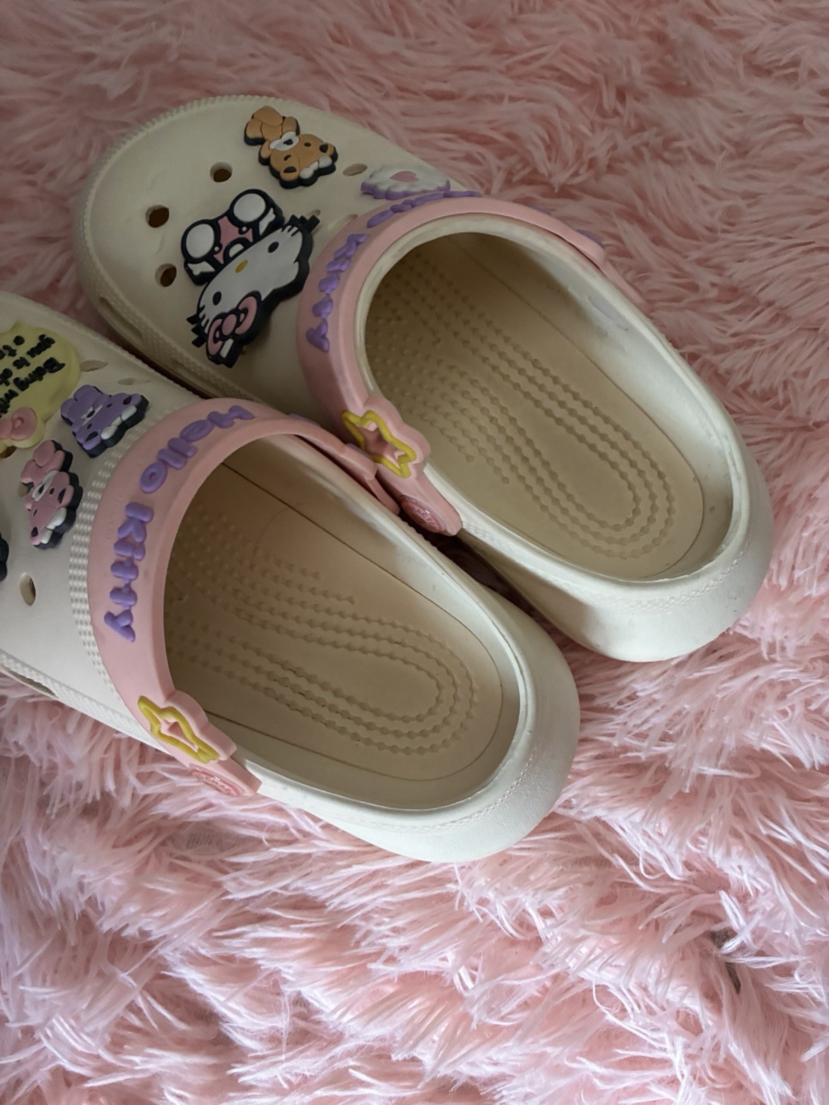 Hello Kitty x Sanrio Clogs – Cute Charms Included – Cream/Pink