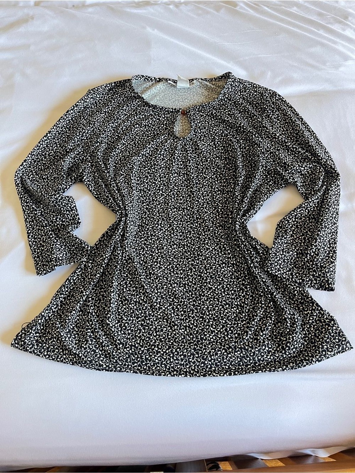 Sag Harbor Black & White Swirl Printed Long Sleeve Blouse Keyhole Size Medium