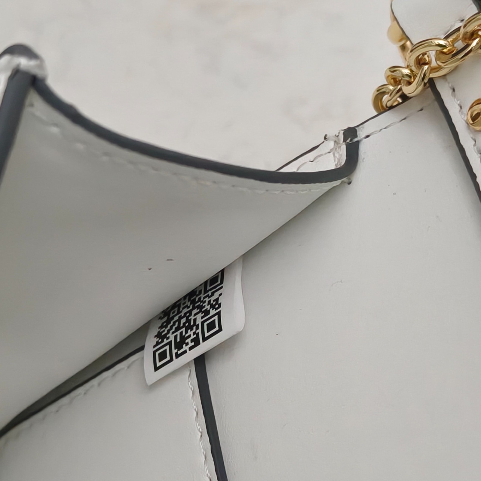 𝑫𝒐𝒍𝒄𝒆 & 𝑮𝒂𝒃𝒃𝒂𝒏𝒂 DG Leather Top Handle Chain Bag