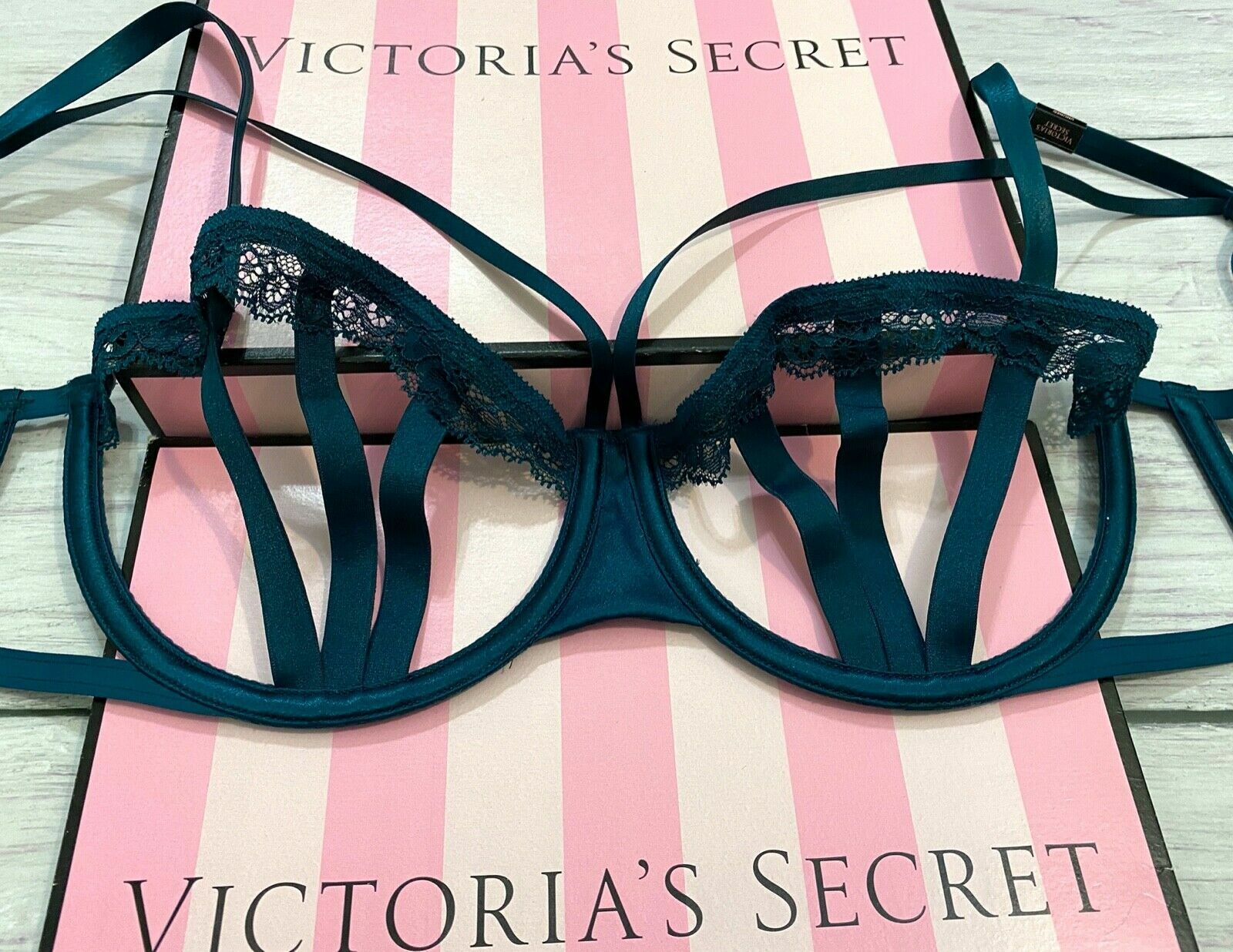Victoria’s Secret Luxe Lingerie Cut-Out Balconet Bra Set Green Ivy Bow Thong