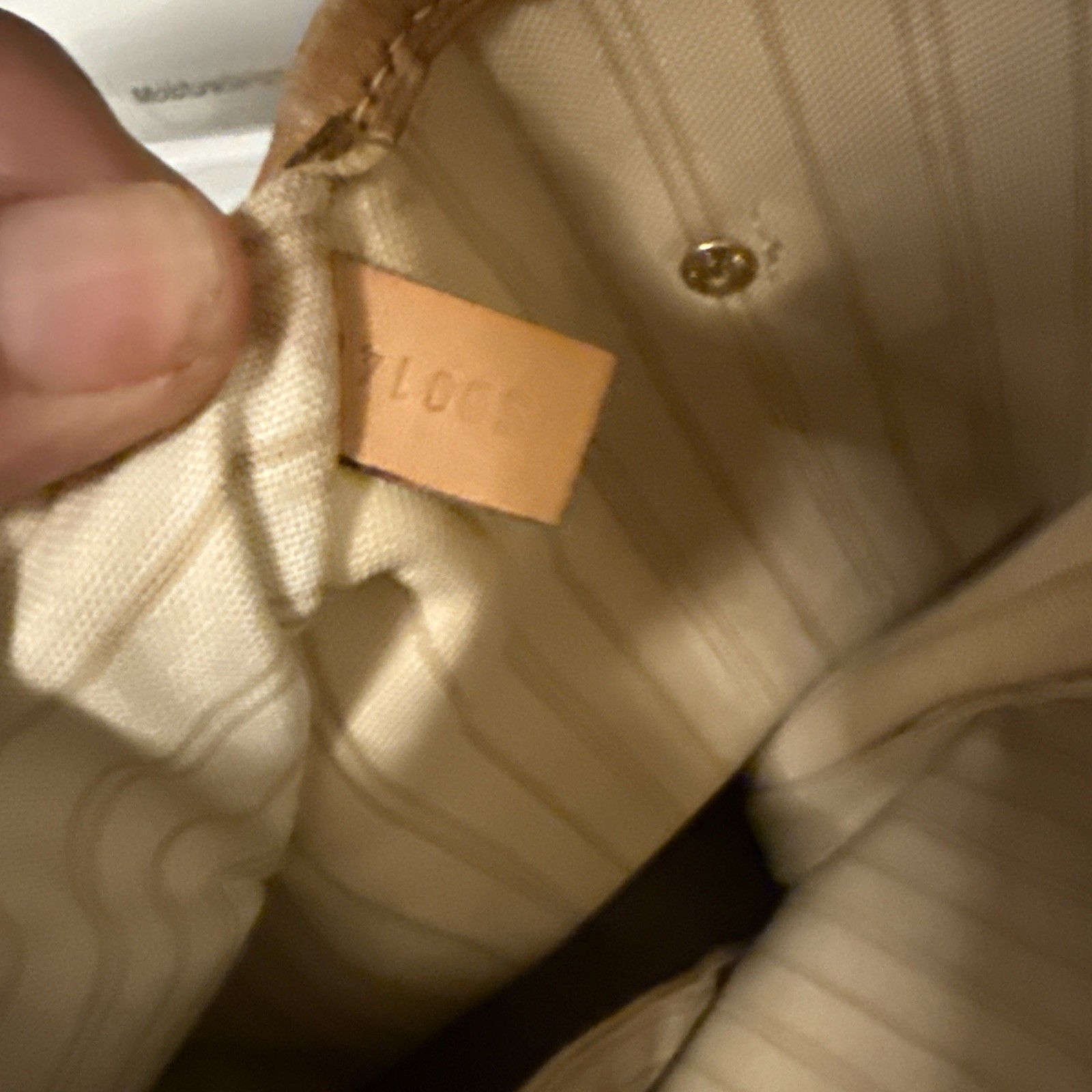 Louis Vuitton Damier Beige Tote Bag Logo Accents Inner Pockets Gold Hardware