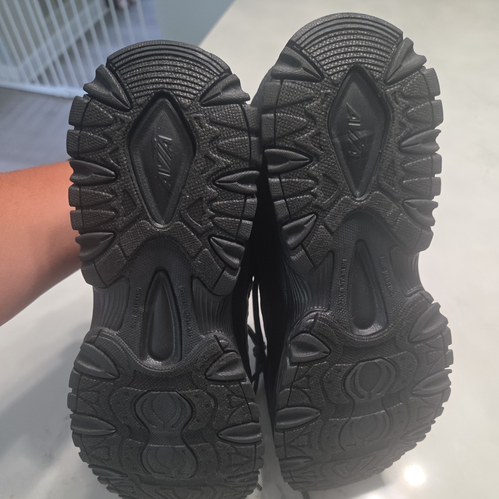 Avia Women’s Elevate Athletic Sneakers-Black- 11-NWT