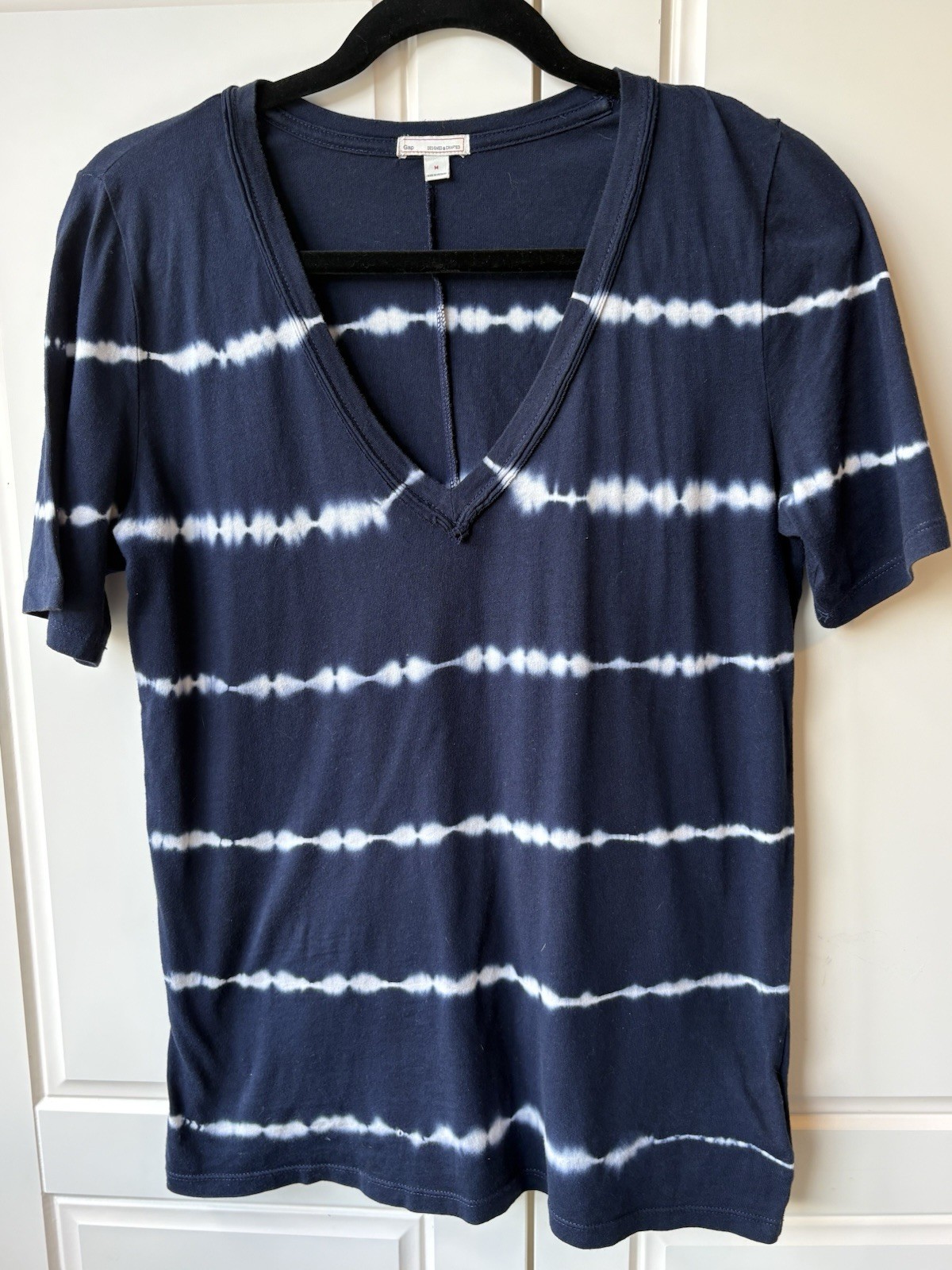 Gap Top Womens Medium M Navy Blue Tie Dye Striped Cotton V-Neck T-Shirt