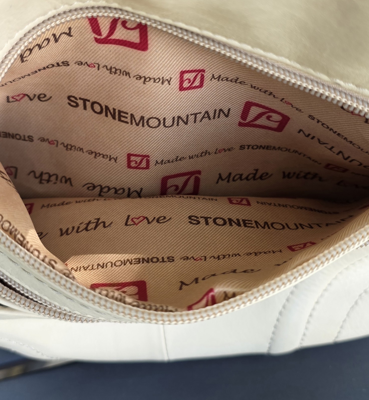 Stone Mountain Large Women’s Beige/Navy Leather Shoulder Bag Zip, Pockets, Strap