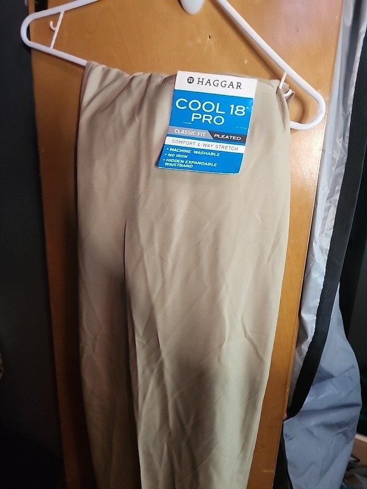 Haggar Cool pro 18 Classic Fit Pleated Comfort 4 Way Stretch Men’s Pants 44/32
