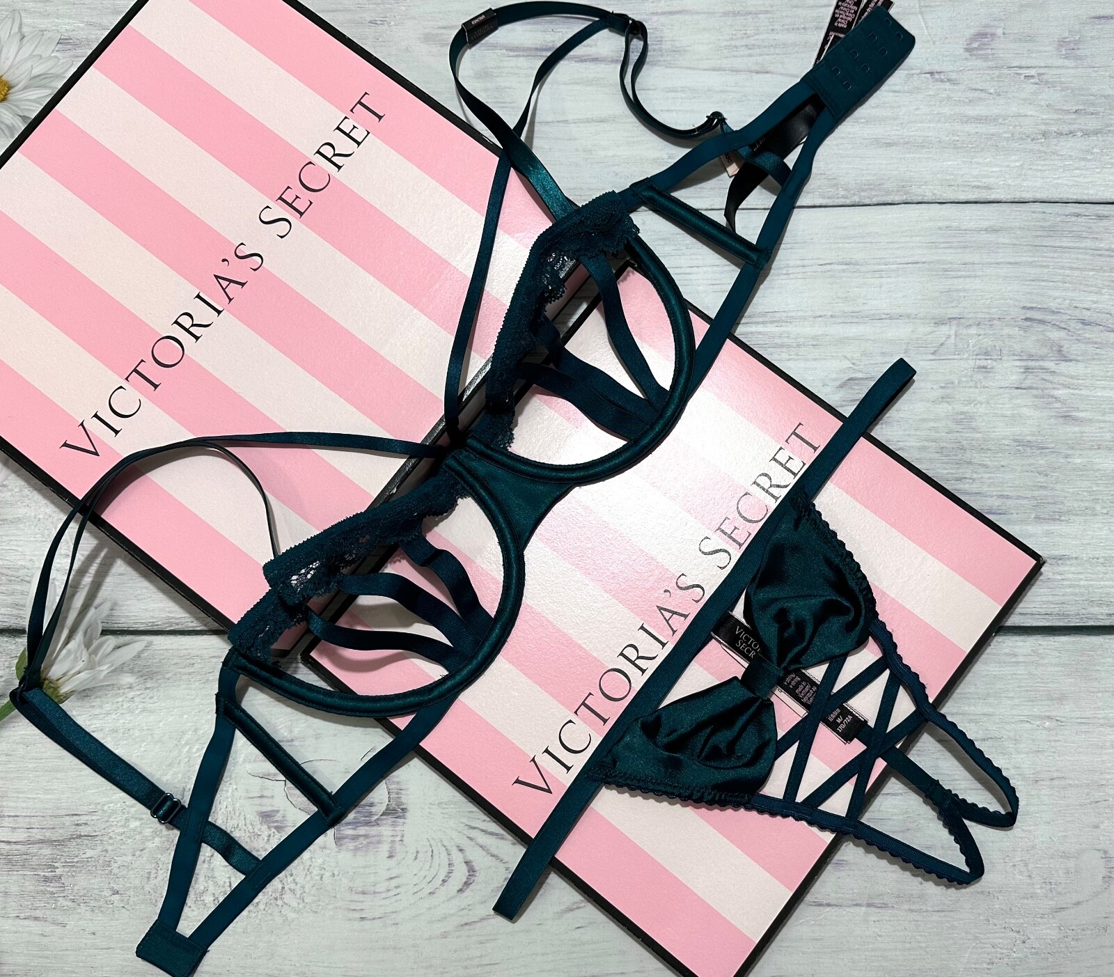 Victoria’s Secret Luxe Lingerie Cut-Out Balconet Bra Set Green Ivy Bow Thong