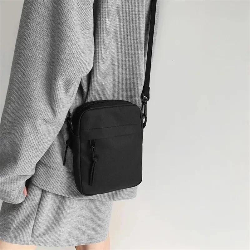 NEW Duchamp London Sling Crossbody Bag – Green (10″ x 8″ x 4″)