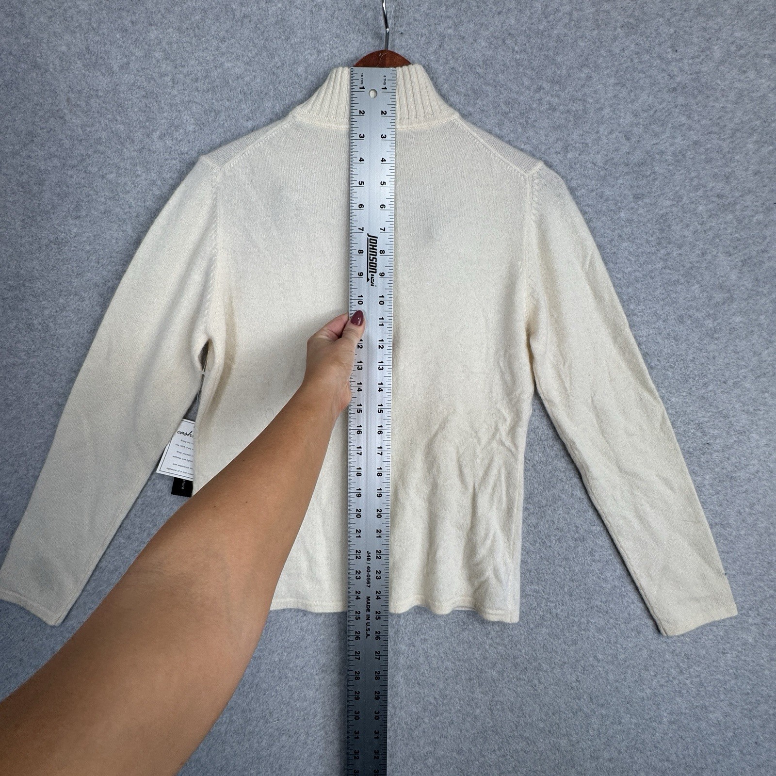 Parisian Signature Cashmere Turtleneck Sweater NWT Size M Whisper White Flaw VTG