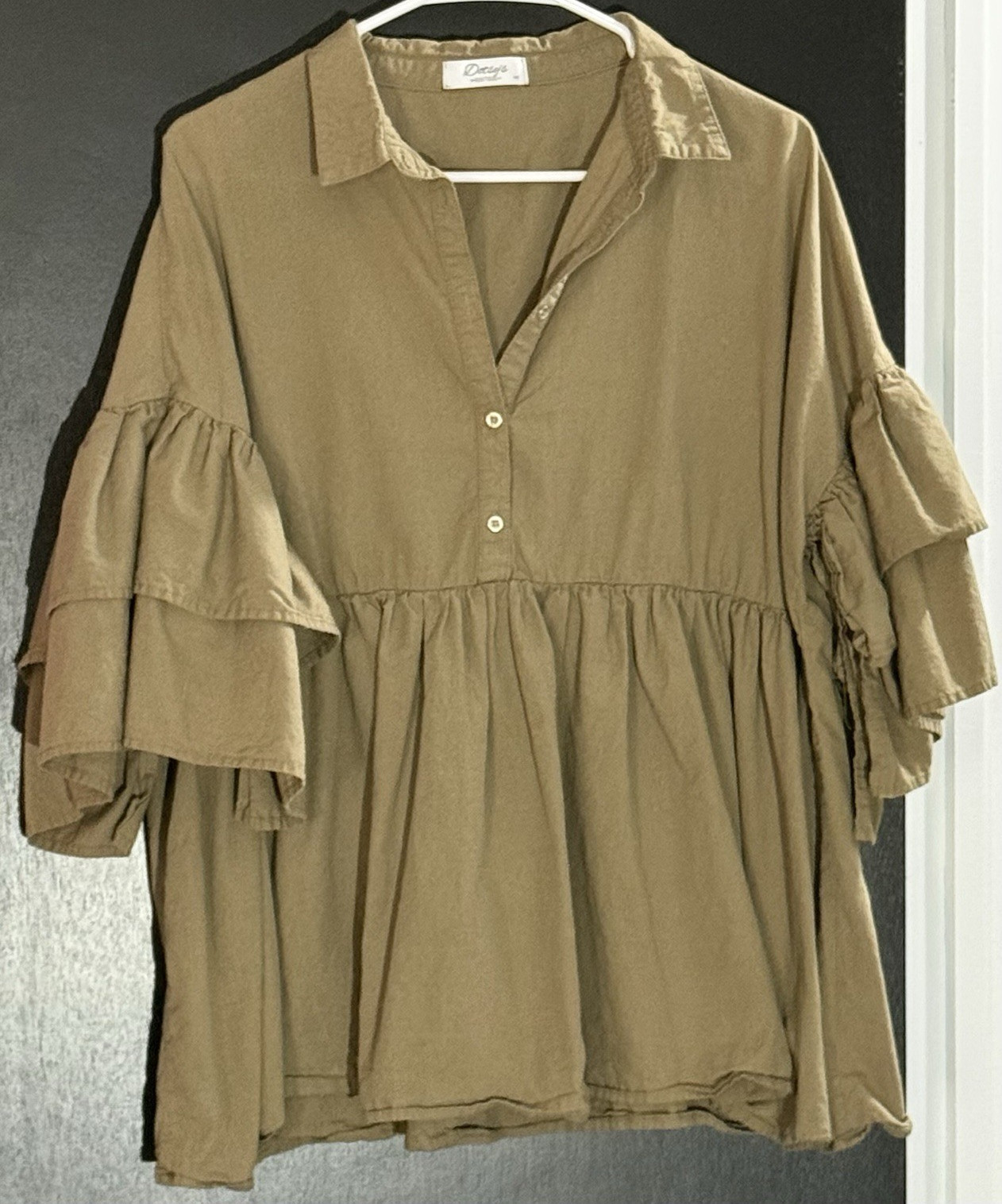 Dotsy’s Boutique M Green Solid Collared Button-Front Ruffle 3/4 Sleeve Blouse