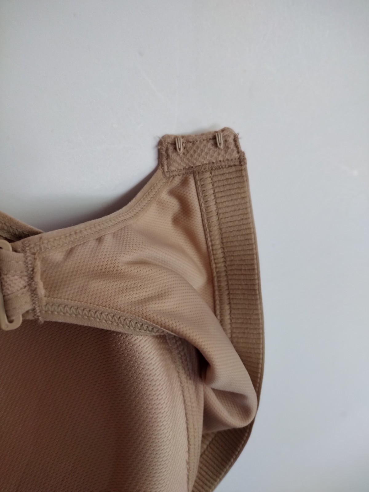 Avia 76L627Underwire Lined Sport Bra Size 38DDD NUDE CONVERTIBLE STRAPS