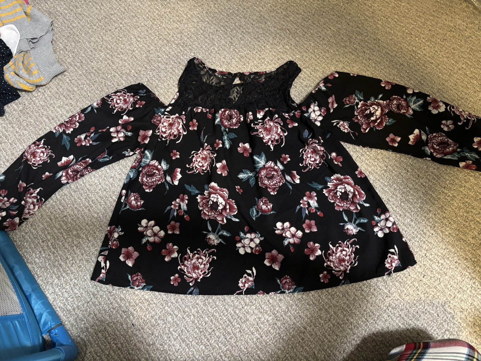 Rewind Women’s Black/Pink Floral Lace V-Neck Long Sleeve Button Blouse