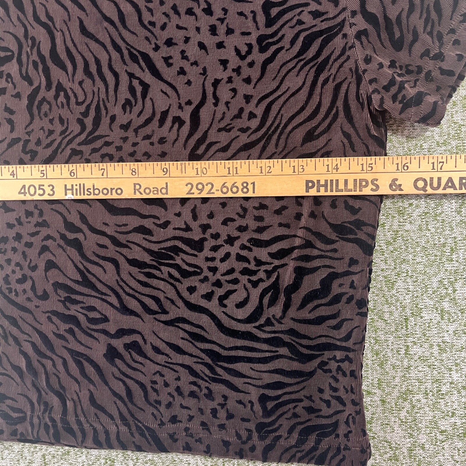 A Buyer Tops Women Large Vintage 80s Brown Animal Print Texture Mock Stretch