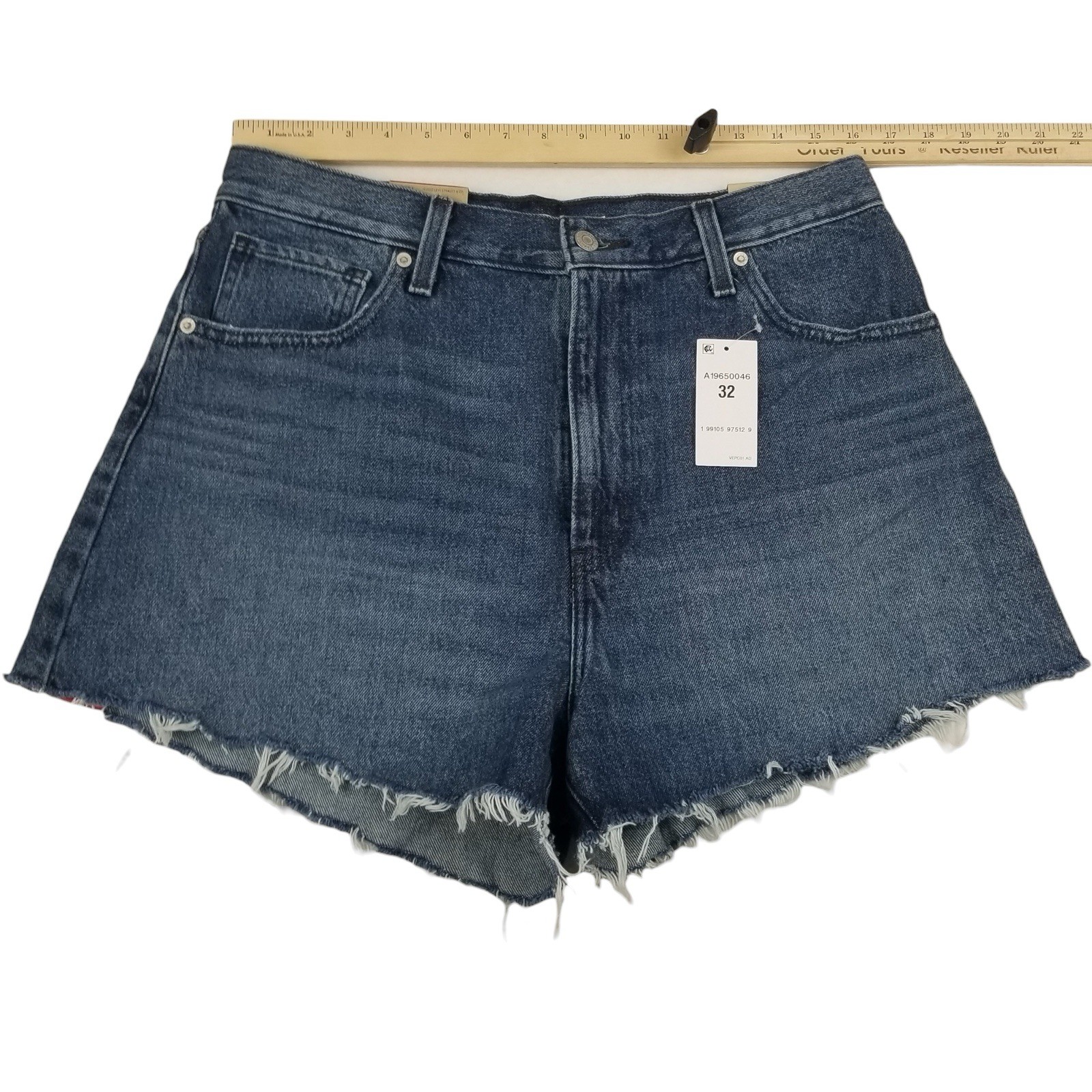 Levi’s Women’s Size 32 High Waisted Relaxed Fit 5 Pocket Cotton Denim Mom Shorts
