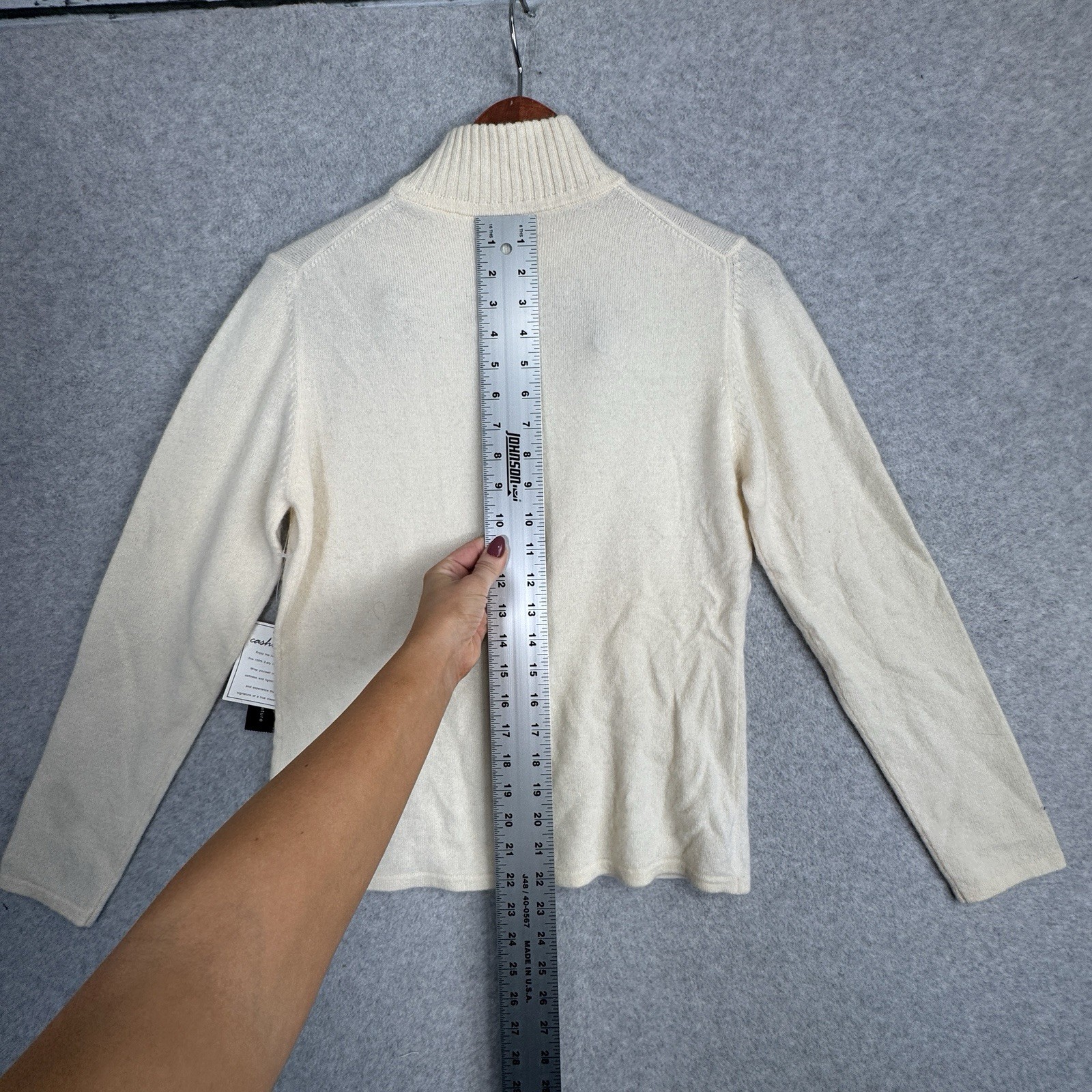 Parisian Signature Cashmere Turtleneck Sweater NWT Size M Whisper White Flaw VTG