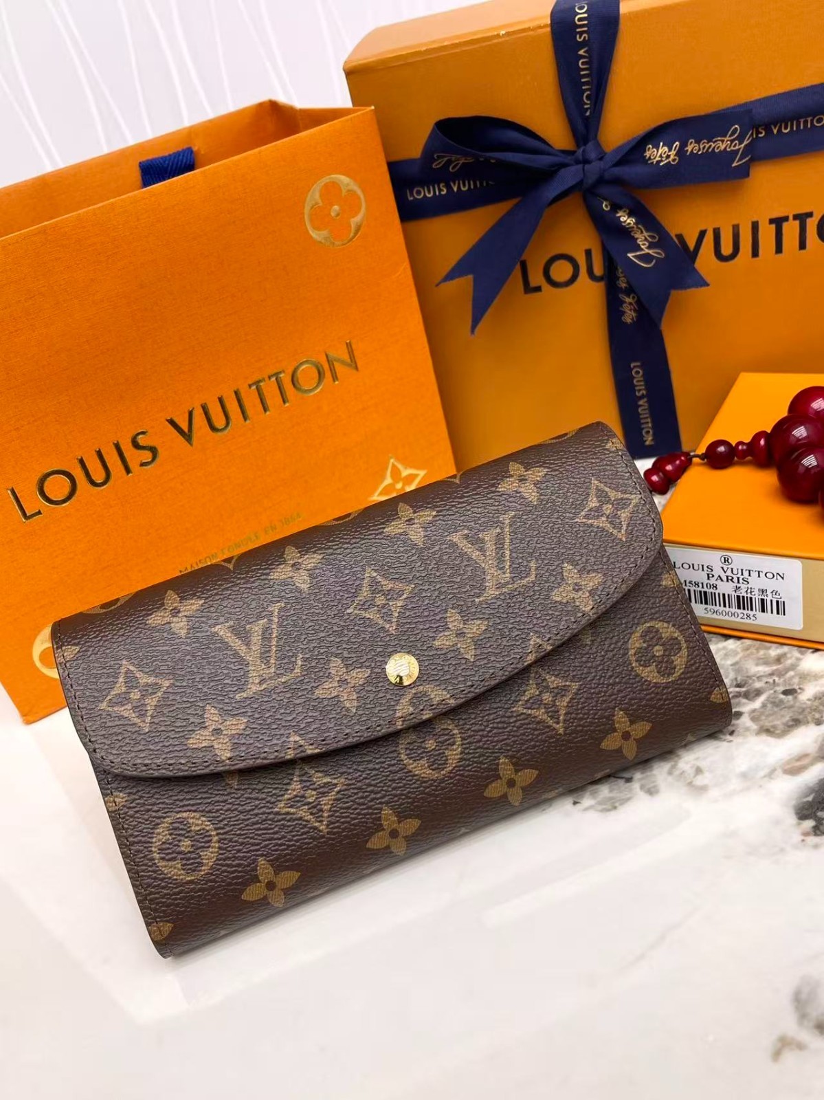 Louis M58108 Sarah Wallet Monogram Canvas Black Interior