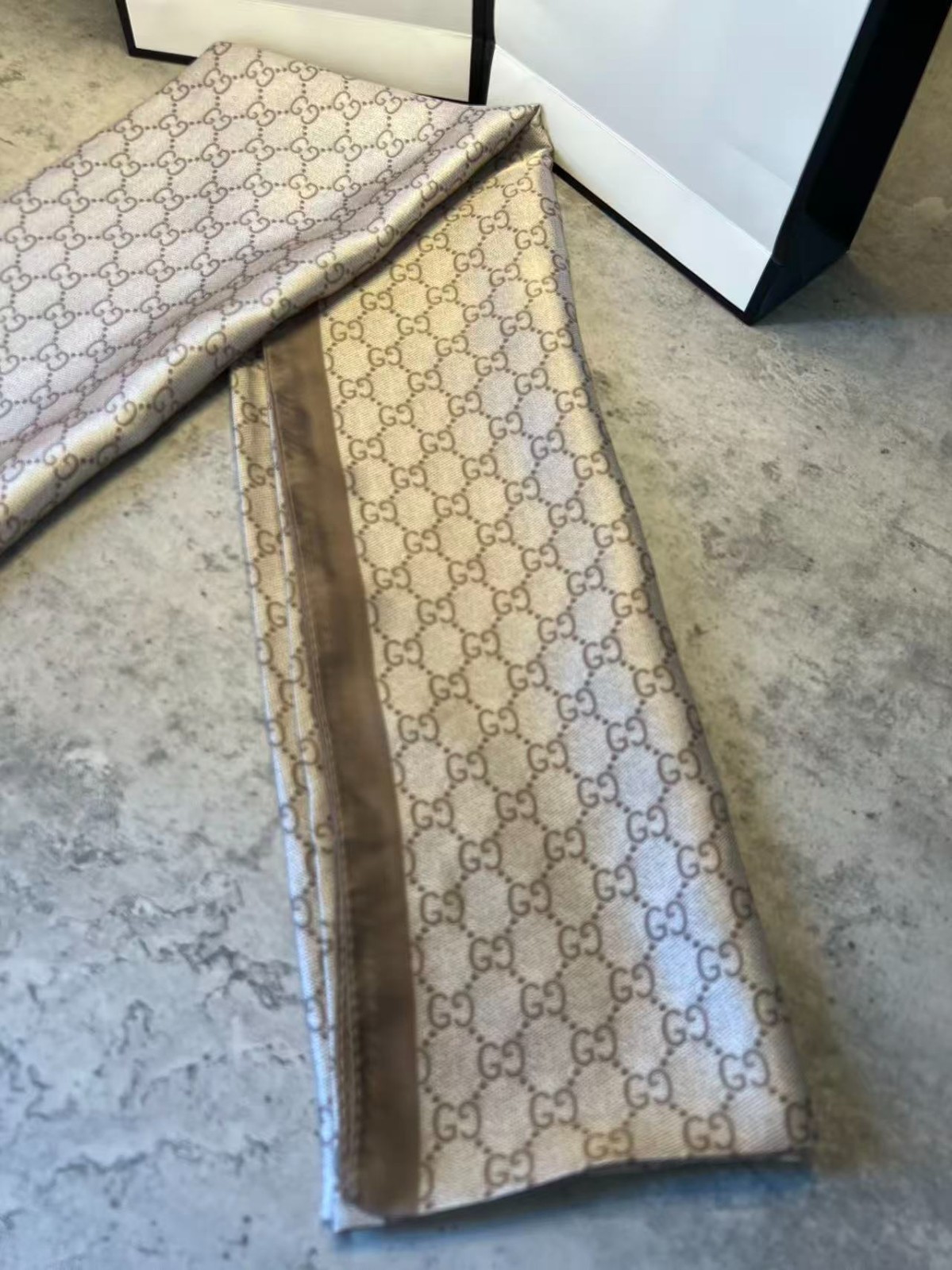 GUCCI SCARF SHAWL AUTHENTIC 100% SILK BEIGE BROWN CLASSIC LOGO LIGHT WEIGHT