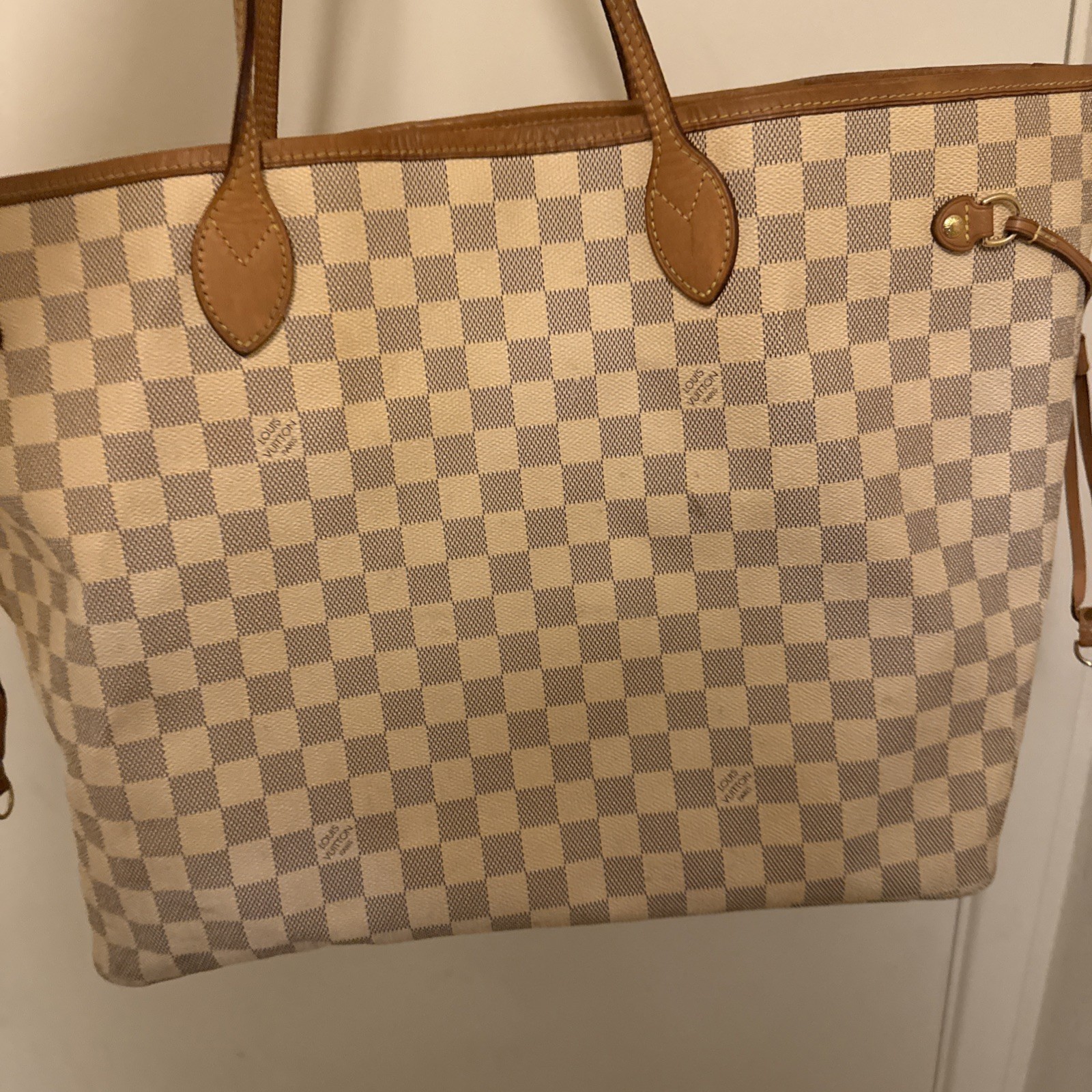 Louis Vuitton Damier Beige Tote Bag Logo Accents Inner Pockets Gold Hardware