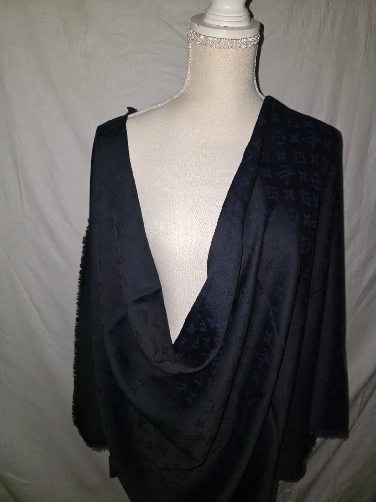 100% Authentic Louis Vuitton Scarf Shawl 60% Silk 40% Wool Baby Pink Pre-Owned