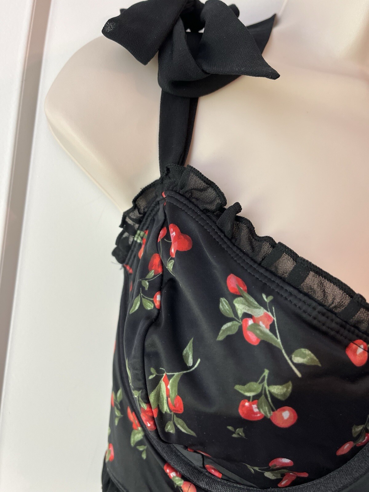Torrid Size 2 Black Bra Red Cherries Black Straps & Shoulder Bows Adjustable
