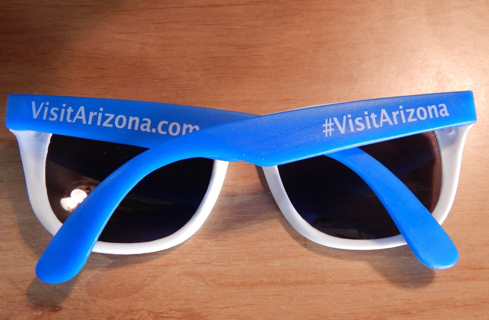 VISIT ARIZONA 100% UV PROTECTION UV 400 BLUE & WHITE SUNGLASSES PLASTIC FUN NEW