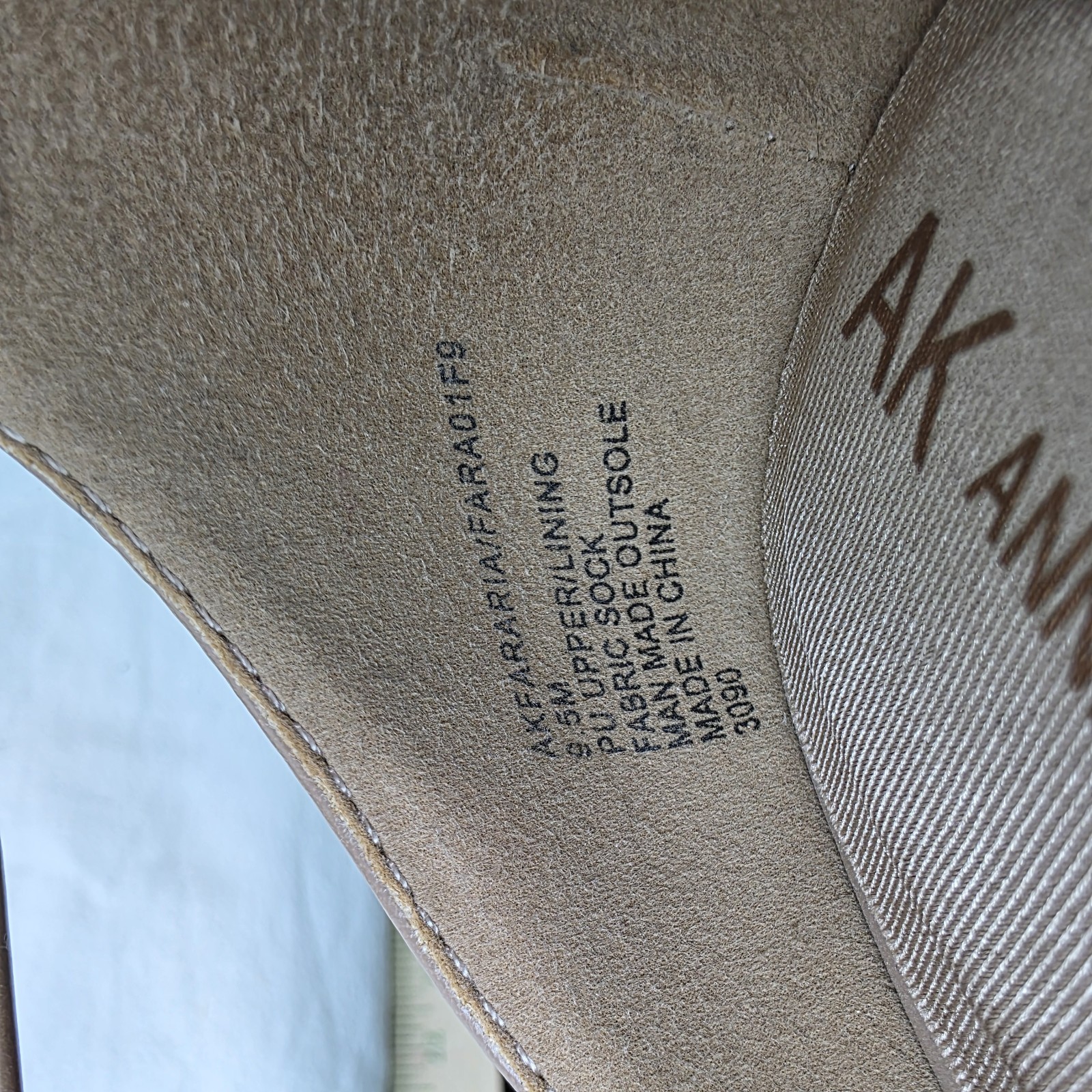 Anne Klein Iflex Fararia Size 9.5M Beige Minimalist Fashion Kitten Heel Pump