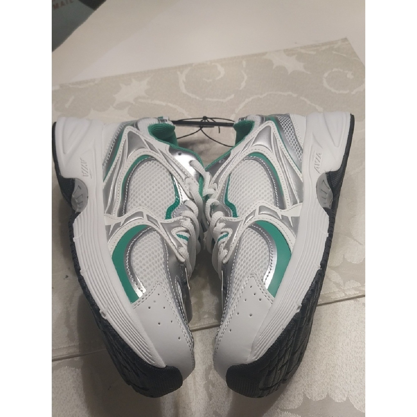 Avia NWT Women’s 5000 Performance Sneakers Size 9.5 M Green White Leather Mesh
