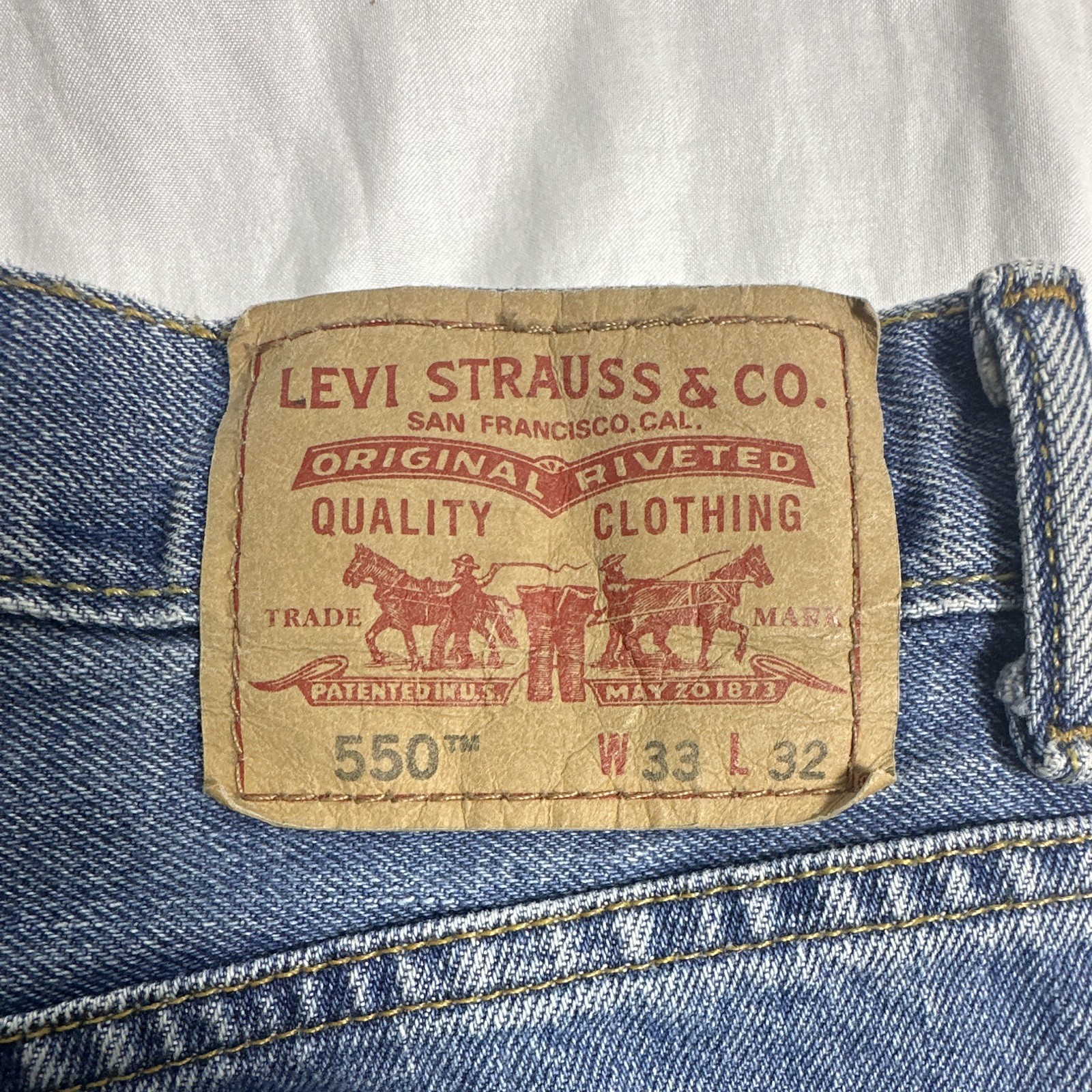 Levi’s 550 33×32 Relaxed Fit Men’s Blue Light Wash Denim Straight Jeans 5-Pocket
