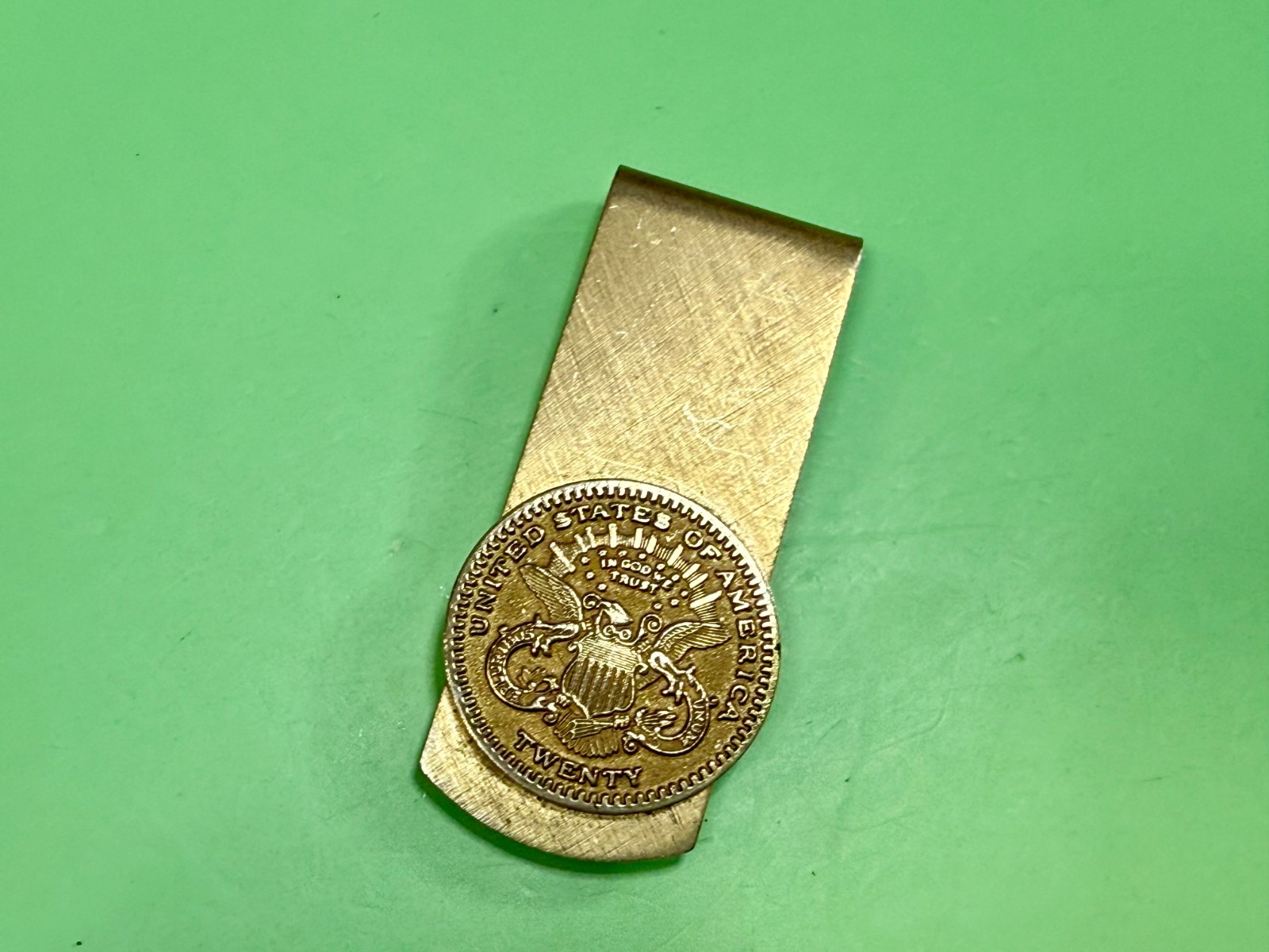 United States of America $20 Novelty Coin – Vintage Gold Tone Money Clip