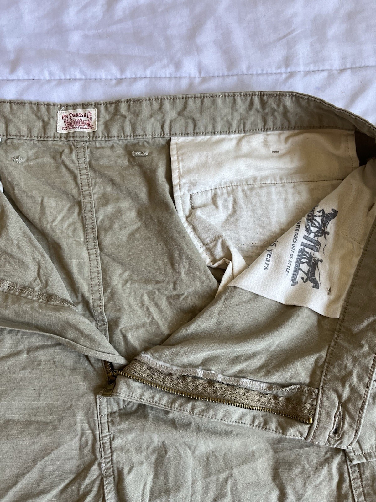 Levi’s Cargo Shorts Mens Beige Khaki Cotton Pocket Casual Workwear Size 46
