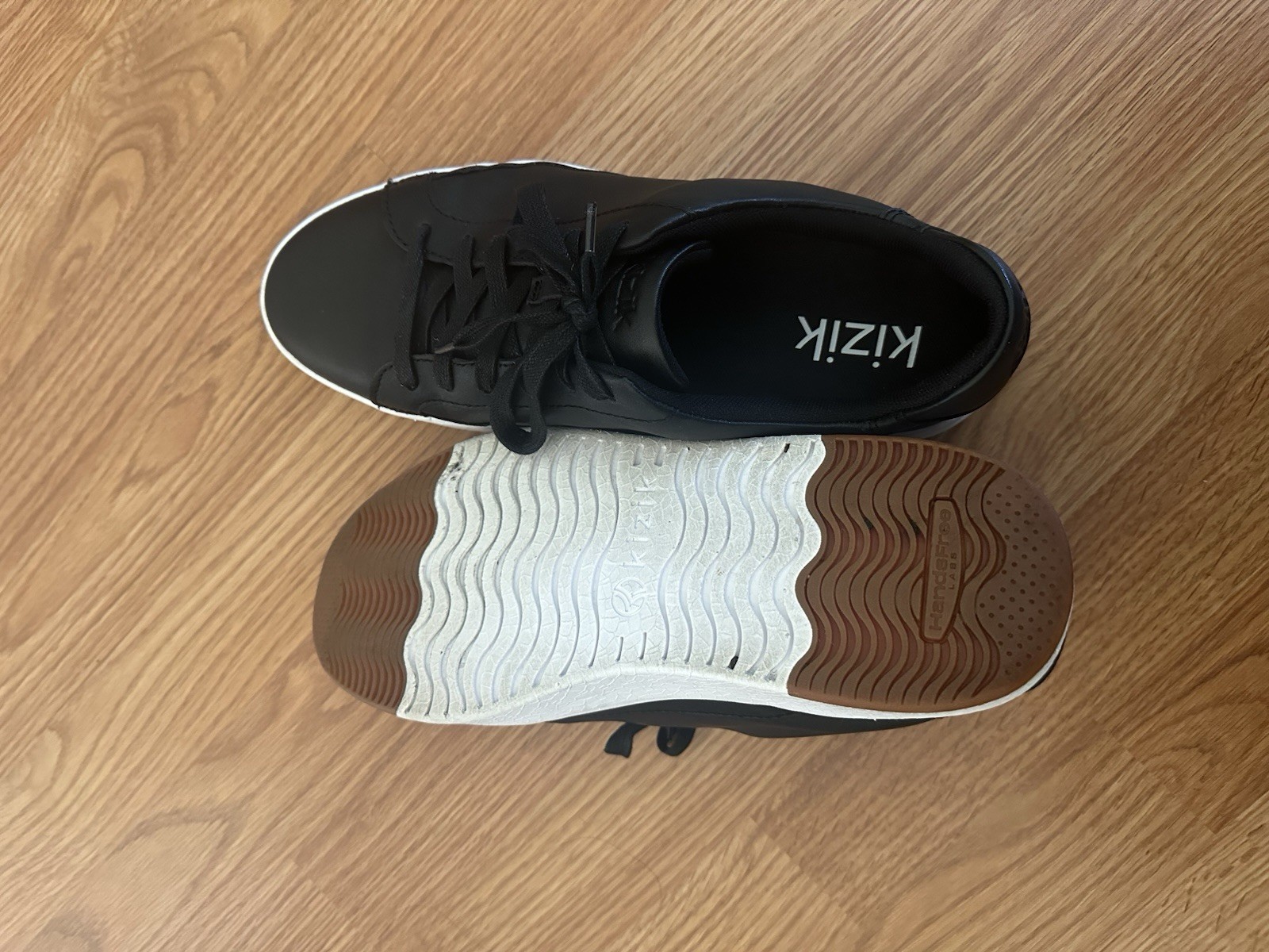 Kizik Vegas Black/White Leather Sbeaker – Size 9 Wide