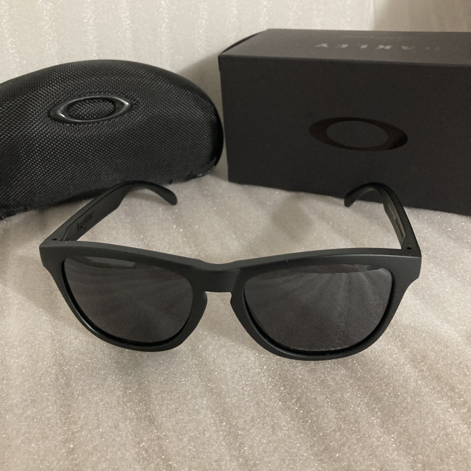 Oakley Frogskins Polarized Lens Square Sunglasses Black Lens New With Case