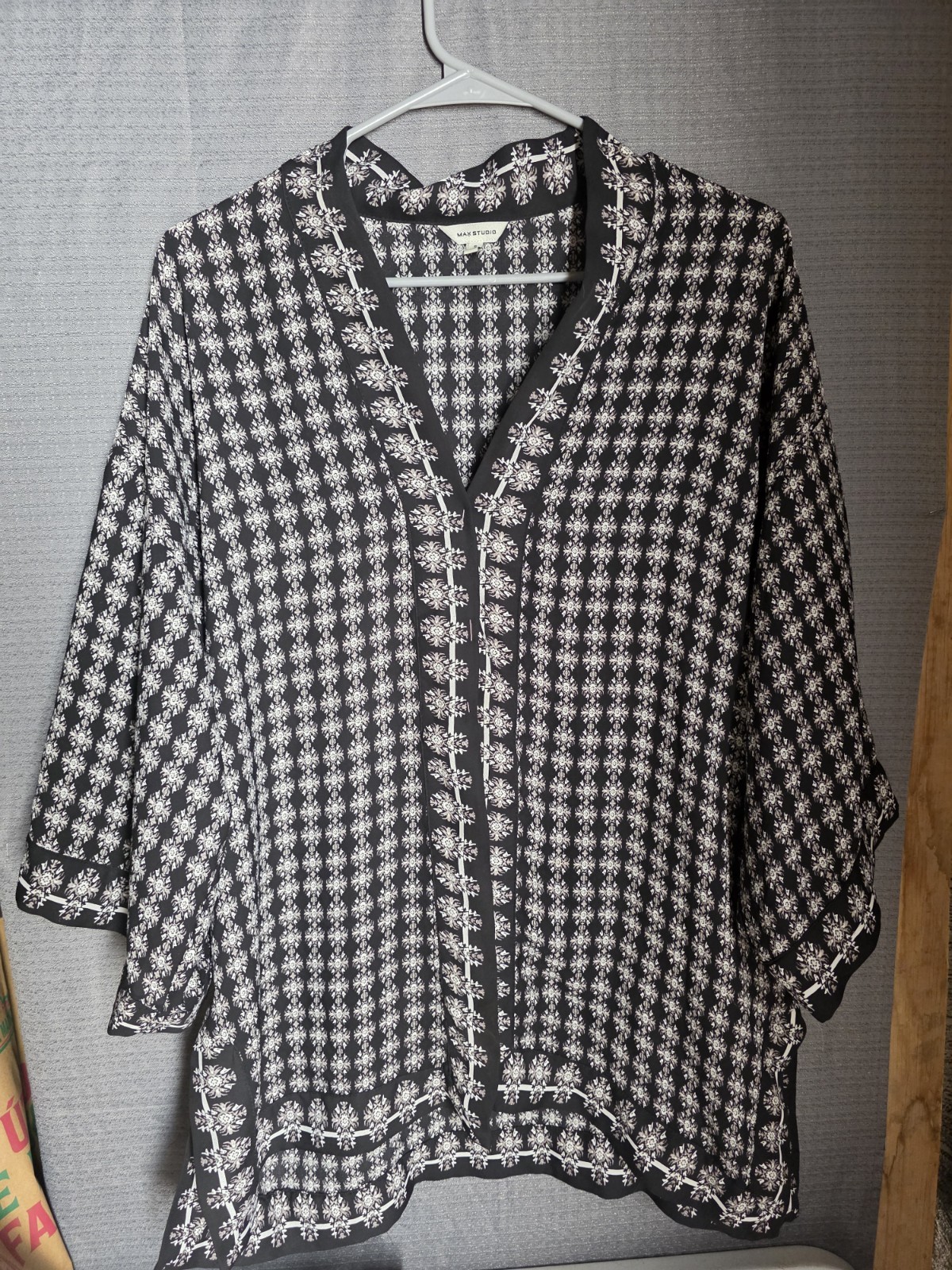 Max Studio Women’s Black White Geometric V-Neck 3/4 Sleeve Pullover Blouse S
