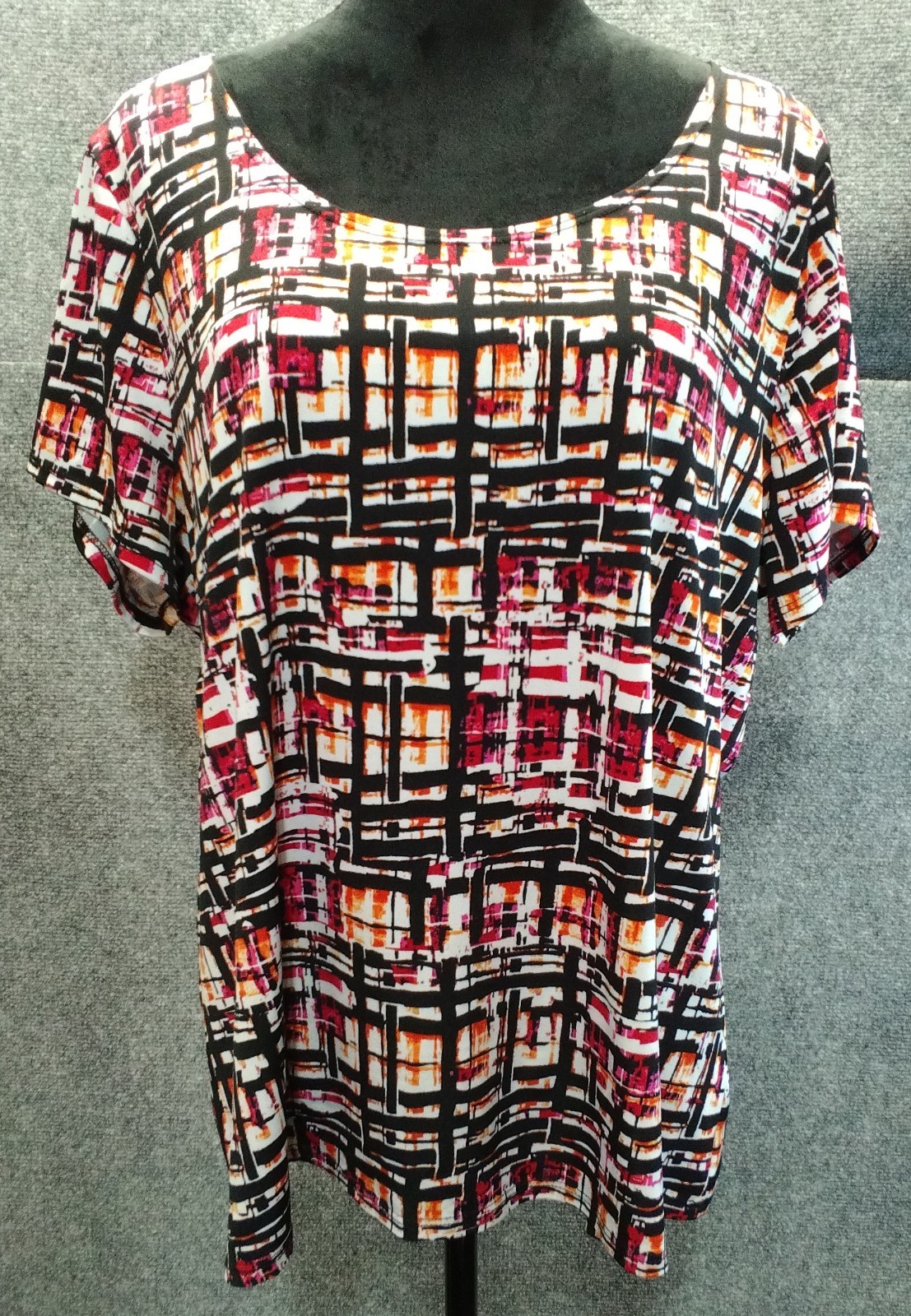 Multi-Color plaid pattern Top short Sleeve round neckline Womens Sz. XL (1x/16w)