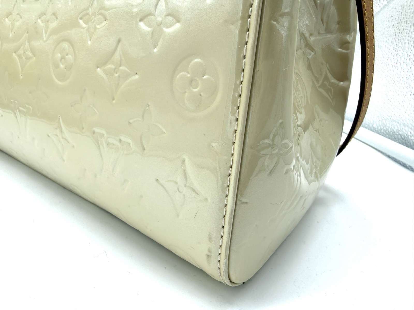 Authentic Louis Vuitton Vernis Brea GM in Blanc Corail